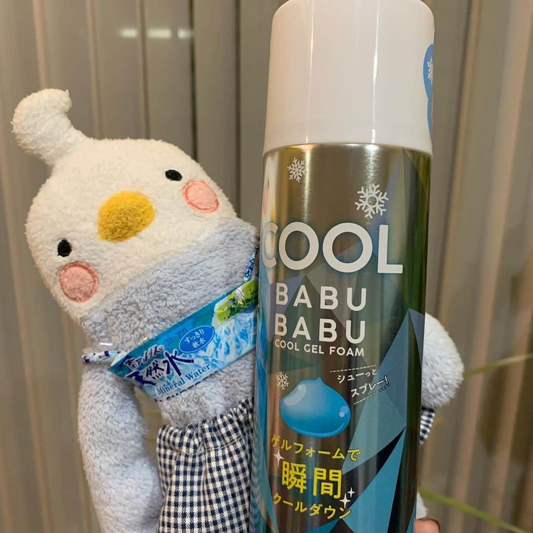 江口ともみさんのインスタグラム写真 - (江口ともみInstagram)「たぁちゃん暑くて倒れそうでした💦  で、先日ゴゴスマで取り上げた熱中症対策グッズを買ってきて試してみました✨クールバブバブ✨  冷たくなるけど5分くらいかな もっと長いといいけど。。。服とか髪の毛に着くと取れなくなるかもなので注意と書いてあったので、たぁちゃんには冷たいのが終わって乾いてから首に😅  使用後は可燃ゴミでーす  #fumofumosan #フモフモさん  #たぁちゃん#coolbabubabu  #クールバブバブ #熱中症対策グッズ #暑い#相変わらずかあさん雑 #2人で会話してます #1人芝居ではありません #ビミョーにたぁちゃんの声が定まってない」8月13日 17時24分 - tomomin.eguchi