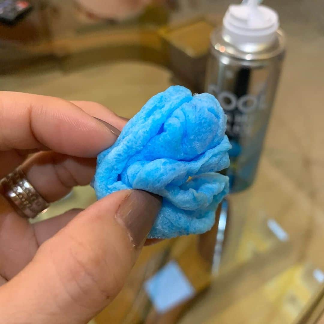 江口ともみさんのインスタグラム写真 - (江口ともみInstagram)「たぁちゃん暑くて倒れそうでした💦  で、先日ゴゴスマで取り上げた熱中症対策グッズを買ってきて試してみました✨クールバブバブ✨  冷たくなるけど5分くらいかな もっと長いといいけど。。。服とか髪の毛に着くと取れなくなるかもなので注意と書いてあったので、たぁちゃんには冷たいのが終わって乾いてから首に😅  使用後は可燃ゴミでーす  #fumofumosan #フモフモさん  #たぁちゃん#coolbabubabu  #クールバブバブ #熱中症対策グッズ #暑い#相変わらずかあさん雑 #2人で会話してます #1人芝居ではありません #ビミョーにたぁちゃんの声が定まってない」8月13日 17時24分 - tomomin.eguchi