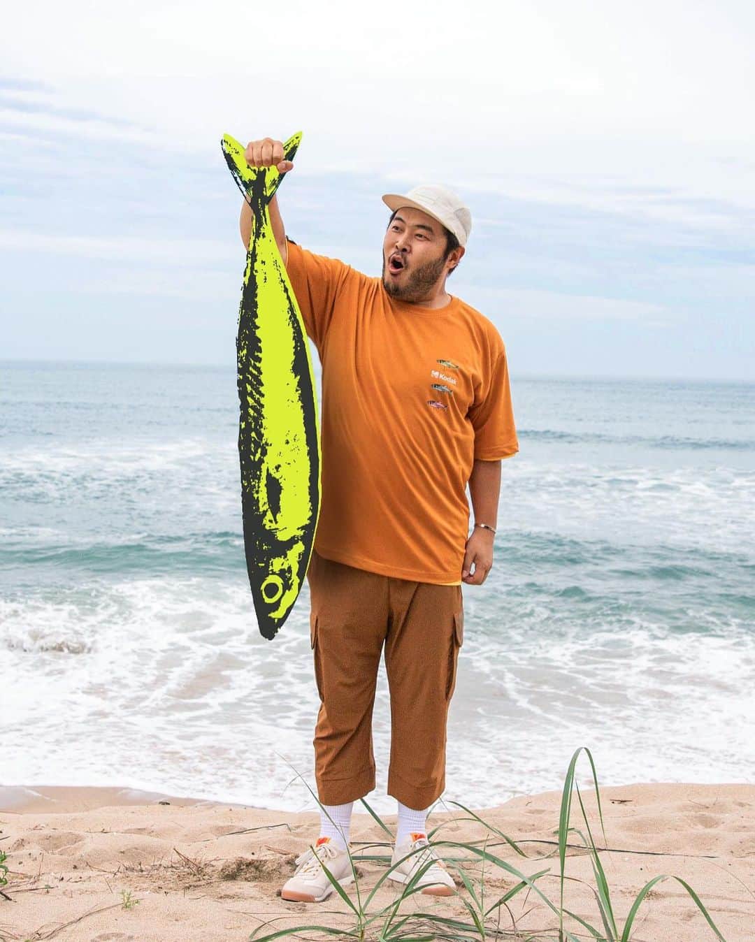 キム・ギバンのインスタグラム：「. 코닥어패럴에서 피싱라인이 딱!!🦈 코닥과 함께 양양에 다녀왔어요~ 가장 기방스러운 느낌으로 찰칵찰칵~ 조만간 코닥어패럴 사이트에서 저를 보실 수 있을거예요~웃기죠?ㅋㅋ . #코닥어패럴 #코닥피싱라인 #코닥스니커즈 . #대놓고광고 #코닥이뻐요  #전속아닌단발모델🤣🤣」