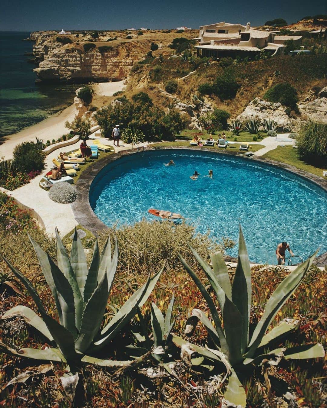 Vogue Parisさんのインスタグラム写真 - (Vogue ParisInstagram)「From the Fifties to the Seventies, Slim Aarons travelled the world, shooting the most glamorous people and places like this envy-inspiring pool at the Algarve Hotel in Portugal. Where are you going this summer? #SlimAarons #Portugal」8月13日 17時33分 - voguefrance