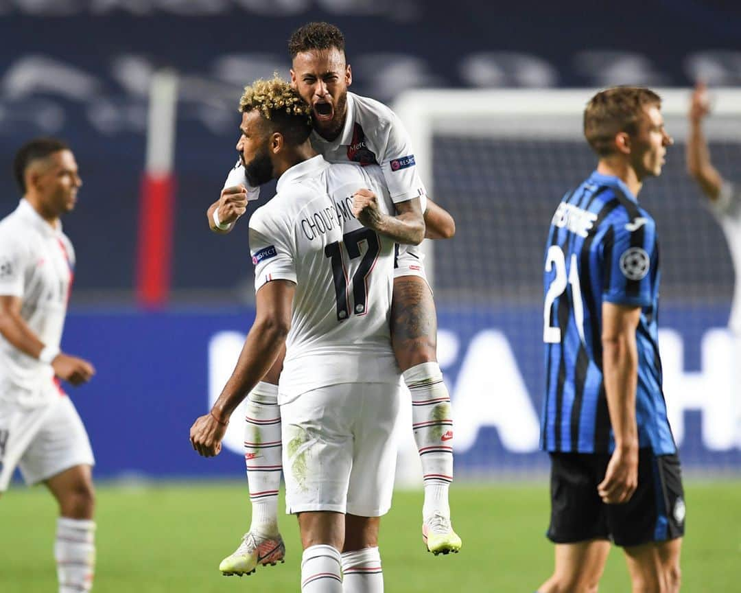 ルモンドさんのインスタグラム写真 - (ルモンドInstagram)「Neymar n’a pas hésité une seconde. A peine reçu le trophée d’homme du match du quart de finale de Ligue des champions de football entre le PSG et l’Atalanta Bergame (2-1), le Brésilien l’a tendu à Eric-Maxim Choupo-Moting. Une manière de mettre en lumière un partenaire, éternel remplaçant, qui a su, mercredi 12 août, faire ce que l’ancien Barcelonais n’était pas parvenu à réaliser, en dépit d’une prestation de haut vol : inscrire un but propulsant Paris en demi-finales de la compétition phare européenne.⁣ Entré en jeu à la 79e minute, l’attaquant camerounais a été à l’origine du but égalisateur du Brésilien Marquinhos, avant de couper rageusement, dans le temps additionnel, un centre de Kylian Mbappé, et délivrer Paris, mal embarqué face aux Bergamasques.⁣ -⁣ Neymar célèbre avec son coéquipier Eric Maxim Choupo-Moting après la victoire de son équipe lors du match de quart de finale de la Ligue des champions entre l'Atalanta et le PSG au stade de la Luz, à Lisbonne, au Portugal, mercredi 12 août.⁣ Photo : David Ramos (@davidramosgetty) / Pool Photo via AP (@apnews)⁣ -⁣ #sport #football #PSG #neymar #choupomoting」8月13日 17時34分 - lemondefr