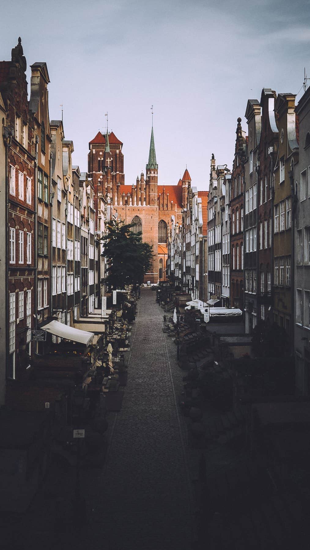 Thomas Kakarekoのインスタグラム：「Early morning flight over the historic district of Gdansk #gdansk #poland #ilovegdn #drone #photography #sunset #voyaged」