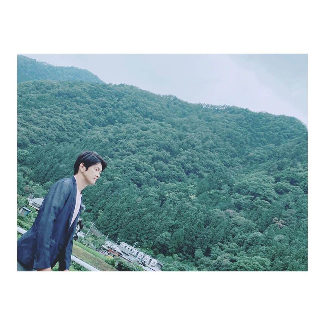 丸山智己さんのインスタグラム写真 - (丸山智己Instagram)「先日長野を旅した番組が、今夜NHK BS1にて全国放送されます。よかったら☆  8月14日(金) 午前0:00～午前0:25 関東甲信越推し！ 知るしん　信州を知るテレビ「丸山智己がゆく！第２弾」  帰省できないお盆ですが、信州に思いを馳せてみませんか？  #NHKbs1 #知るしん #信州 #遠山郷 #ジビエ #蓼科高原 #東御市 #信州ワイン #ワーケーション #リゾートテレワーク #マネージャーさん #写真斜めに撮りがち」8月13日 17時36分 - tomomi.maruyama0327