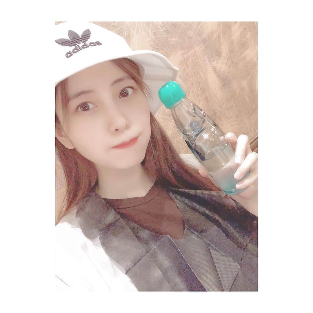 大崎みらいのインスタグラム：「、 夏だ！ あつい日が続きますが 皆様いかがお過ごしでしょうか！ 、 きちんと水分と塩分とって 頑張りすぎず 適度に休憩してね😚 、 おいらはお肉食べたよ🤪🍖 、 先日29歳を迎えましたが みんなに会えるようななにか イベントもなにも打てず 残念だけれど！ たくさんのお祝いの言葉で 元気をもらっています😍 みんないつもありがとう♡ 、 、 お腹の子もだんだんと 蹴りが強くなってきました… 大暴れよ。笑 順調にすくすくそだってるよ🥰 、 、 夏バテしないよう たくさん食べて栄養とってね✌️ 、 、 、 #サロンモデル #ヘアショー #作品撮り #ヘアコンテスト #撮影モデル #モデル  #美容師さんと繋がりたい  #ポートレート撮影 #自撮り女子  #イベントコンパニオン  #被写体モデル #インフルエンサー」