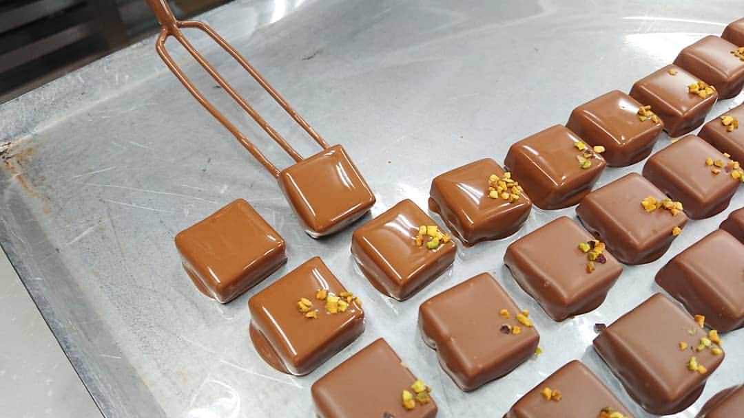 Decadence du Chocolatさんのインスタグラム写真 - (Decadence du ChocolatInstagram)「. #ボンボンショコラ #ピスタチオ  ミルクチョコレートを まとって出てきた できたては、 ツヤツヤキラキラで 宝石のようです。  丁寧な手しごと。 見ているだけでも とても楽しい時間です。  #デカダンス茗荷谷  #デカダンスドュショコラ  #チョコレート #ボンボン」8月13日 17時52分 - decadence_du_chocolat