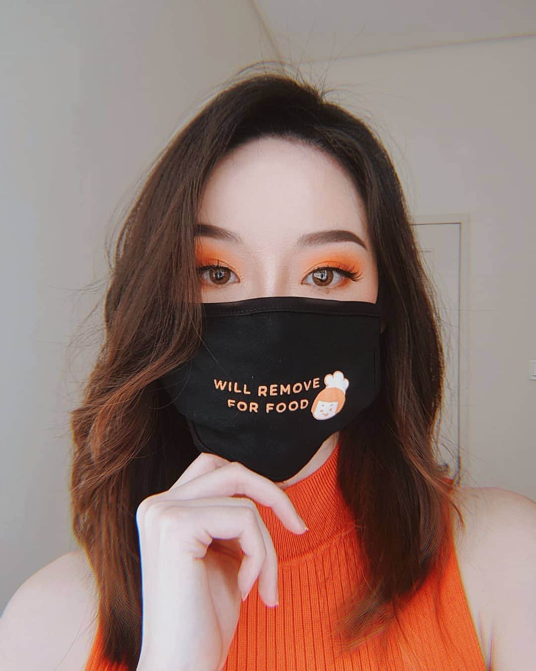 エリッサ・ヤマダのインスタグラム：「a #Tribbiani mood 🍔🍕🌭 _ Hey, how YOU doin? @delidiet.id lagi ada promo 17Agustus nih, yaitu #JajanBarengDeli (bonus #facemask lucu ini buat 200 orang pertama 😍)! Yang suka jajan pasti familiar deh sama menu2nya. Ada seblak, sate padang, martabak telur, roti bakar, dsb (drooling as I'm typing! 🤤). Dan yang pasti, semuanya low fat & high protein! Go to @delidiet.id for more infooo 🧡  #wearadamnmask #cateringsehat #cateringsehatjakarta #cateringenak #cateringjakarta #healthycateringjakarta」