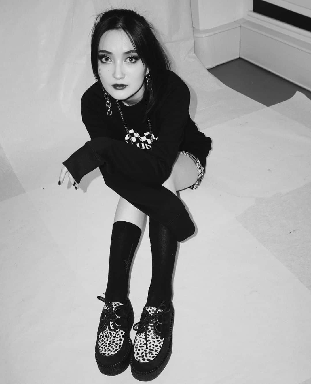 アンダーグラウンドのインスタグラム：「Vicky wears the Original Wulfrun Creeper- this option in Black Suede with a Leopard print "pony" apron . Single and Double both available from our online store. Algender.⁠ ⁠ ⁠ ⁠ #UndergroundEngland #UndergroundShoes #UndergroundCreeper #WulfrunCreeper #Creepers #Underground #Wulfrun #OriginalCreeper #algender」