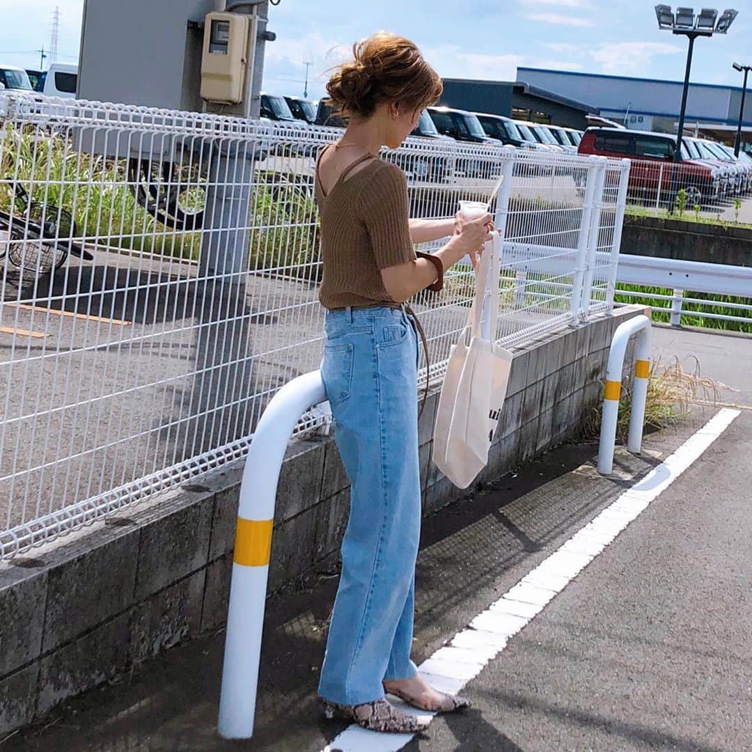 のインスタグラム：「8月13日(木) . . TVで見てからずっと食べたかったミニストップのアップルマンゴーパフェ🍎 2回行ったけど今日も売り切れてなかった😇 食べたい食べたい食べたい🤤♡ . denim/ @envylook_japan  . . #kaumo_fashion #locari #ponte_fashion #mineby3mootd #mineプチプラ部 #envylook #envylook_japan #おちびコーデ #おちびの輪 #低身長コーデ #平均身長コーデ #プチプラコーデ #大人シンプルコーデ #アラフォーコーデ #155センチコーデ #大人カジュアルコーデきれいめコーデ #大人カジュアルファッション #デニムコーデ #ハイウエストデニム #秋コーデ」