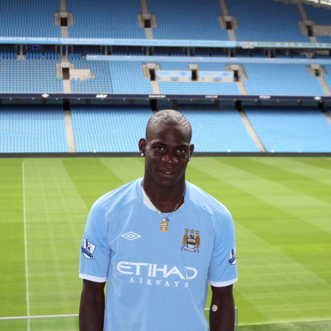 マンチェスター・シティFCさんのインスタグラム写真 - (マンチェスター・シティFCInstagram)「#OnThisDay 1️⃣0️⃣ years ago - a true fan favourite arrived at the Etihad 😎 #mancity」8月13日 18時01分 - mancity