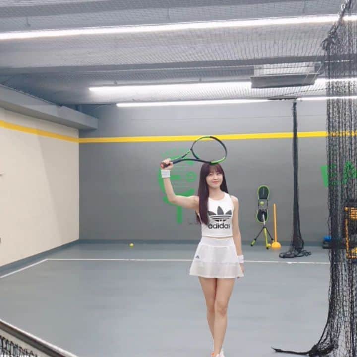ユジョンのインスタグラム：「총총 #테니스 헤헤헿 😝🎾🎾」