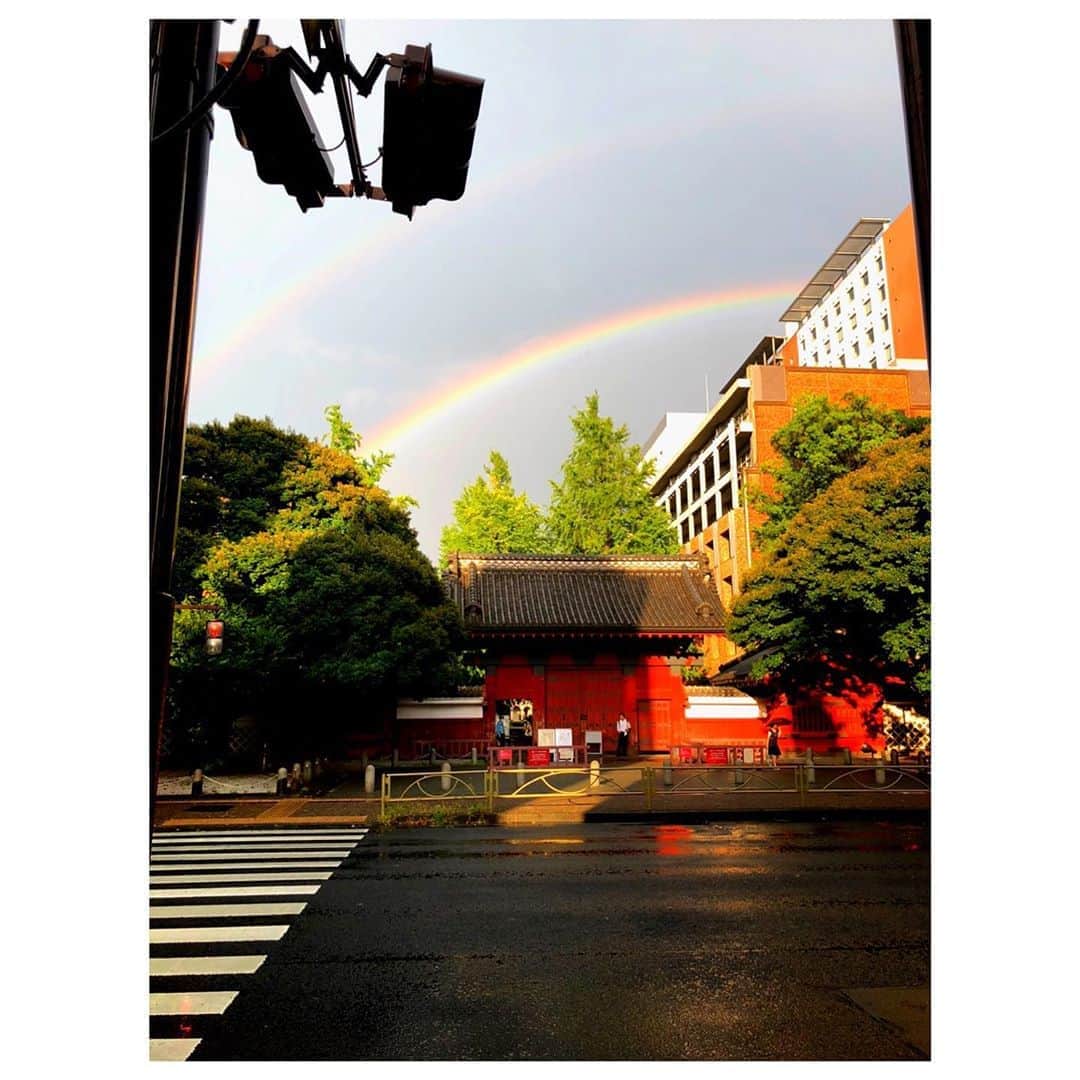 理絵さんのインスタグラム写真 - (理絵Instagram)「東大受験生の皆さんへ  たまたま赤門の前を通り、ふと空を見上げたら🌈虹がっ！しかもダブル  これは縁起が良い✨  良かったら待ち受けなどに使ってください  もちろん受験生以外の方もね😊  目の前のコンビニの入り口に店員さんがいたので手招きして  虹だよ‼️って教えたら喜んでいました…おばちゃん丸出しの行動ですね😅  でもラッキーな事はみんなで分けたいから🌈🌈  #虹 #ダブルレインボー #レインボー #rainbow #doublerainbow #東大赤門 #東京大学 #赤門 #arcobaleno #무지개 #ラッキー #tokyo #japan #cielo_rie #二重の虹 #🌈🌈 #cielo_rie」8月13日 17時56分 - ____rie____
