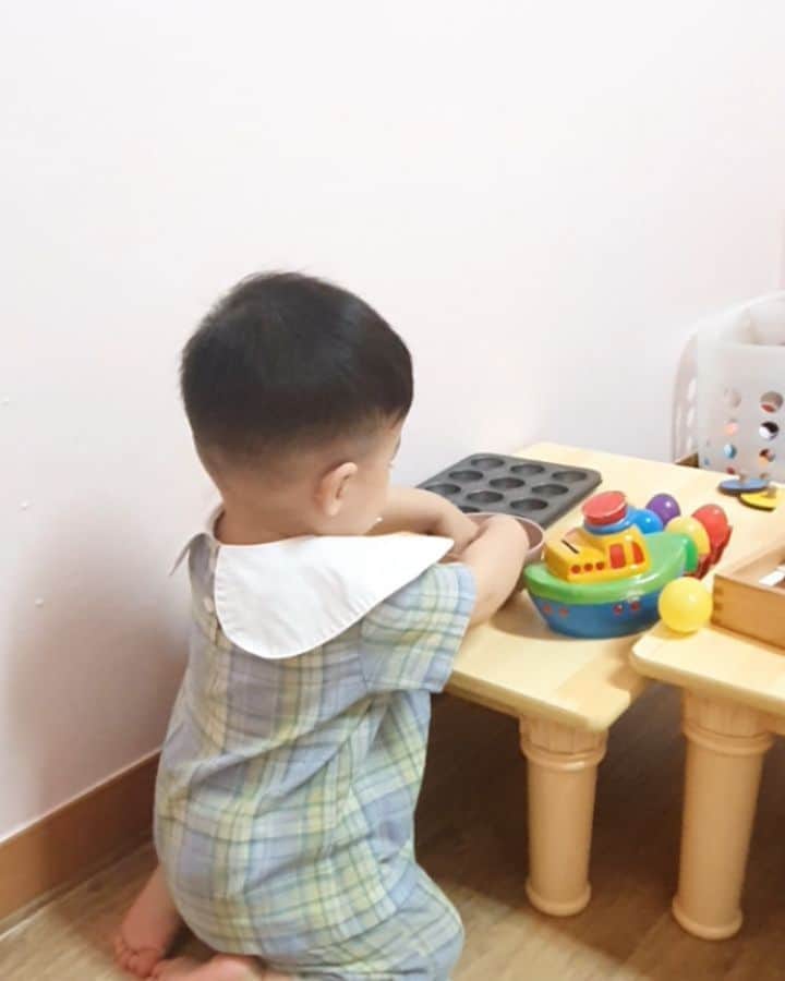 ミン・ヨンウォンのインスタグラム：「오빠 무릎 꿇었당 ㅋ  (2번째 영상 포도 🍇  숨기는거 넘 귀욥 힝 ㅜㅜ.. 너으ㅣ짤븐 다리... ㅋㅋㅋㅋㅋㅋ) . 오빠 요즘 공부시작했어요. 오빠 장점은  #집중력 이예요🧏‍♂️🧏‍♂️🧏‍♂️ 이쑤시개 전체 꽂기는 첫날 끝냈고, 계란 뚜껑 열고 닫고 +숟가락으로 보석 넣고 닫기까지 해요. . 낯가리고 앉아만 있다 올까 걱정했는데 생각보다 너무 잘 놀아서 깜놀 #우리아기천재병 . 3살에 어린이집 보낼 예정이라서 다양하게 놀아주게요. . 다른 아가들은 어떻게 보내시나요? . 뭐하고 놀아야하나 늘 고민이예요. . 보고파요 . 서울사람들 ㅎㅎㅎ . . #17갤아기 #먹방 #푸드파이터#먹방요정  #사랑해 #애교쟁이 #육아일기 #신혼일기 #육아맘 #육아소통 #일상 #소통 #맞팔 #데일리 #황금돼지띠아들 #오오티디  #베이비스타그램 #foodfighter #baby #babyboy #love」