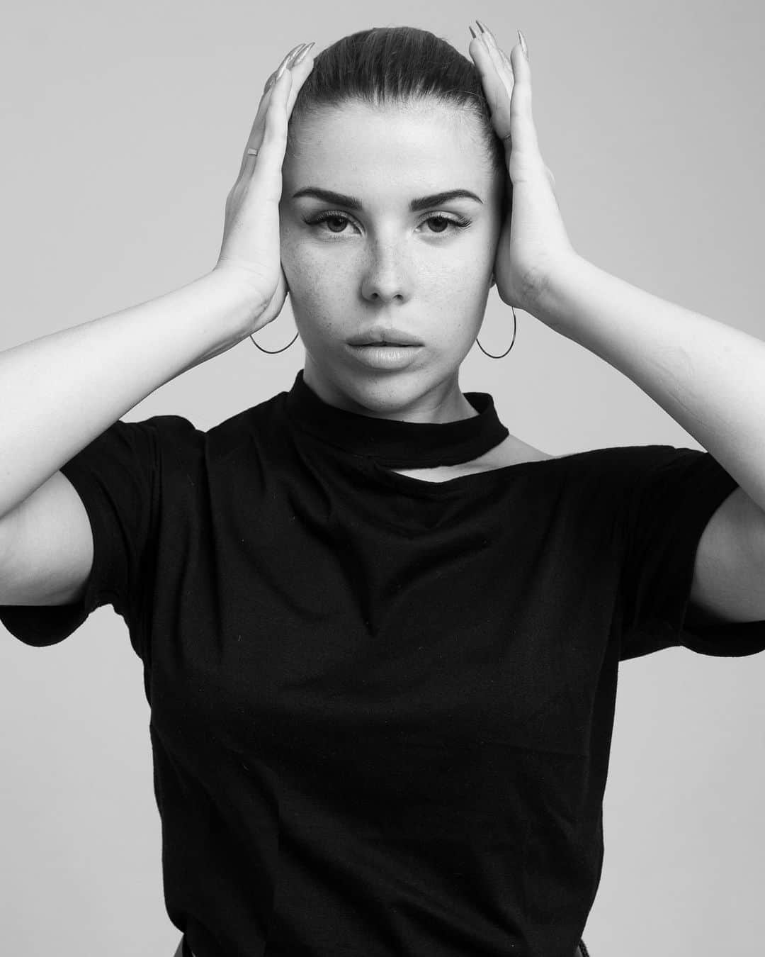 ALINA AKULAのインスタグラム：「Я ненавижу власть и деньги! Когда они в чужих руках ... 😂😎  #чбпортрет」