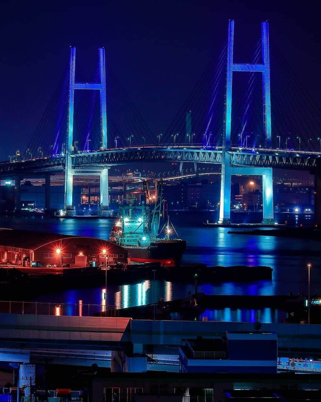 のインスタグラム：「Nighttime blues that set your mind at ease.﻿ Photo: @rikuumisora37﻿ #myyokohama ﻿ ﻿ #yokohama #darlingescapes #beautifuldestinations #artofvisuals #somewheremagazine #discoverglobe #travelawesome #passionpassport #lovejapan #explorejapan #japanlife #japanfocus #japan_vacations #japanrevealed #よこはま #ヨコハマ #横浜」