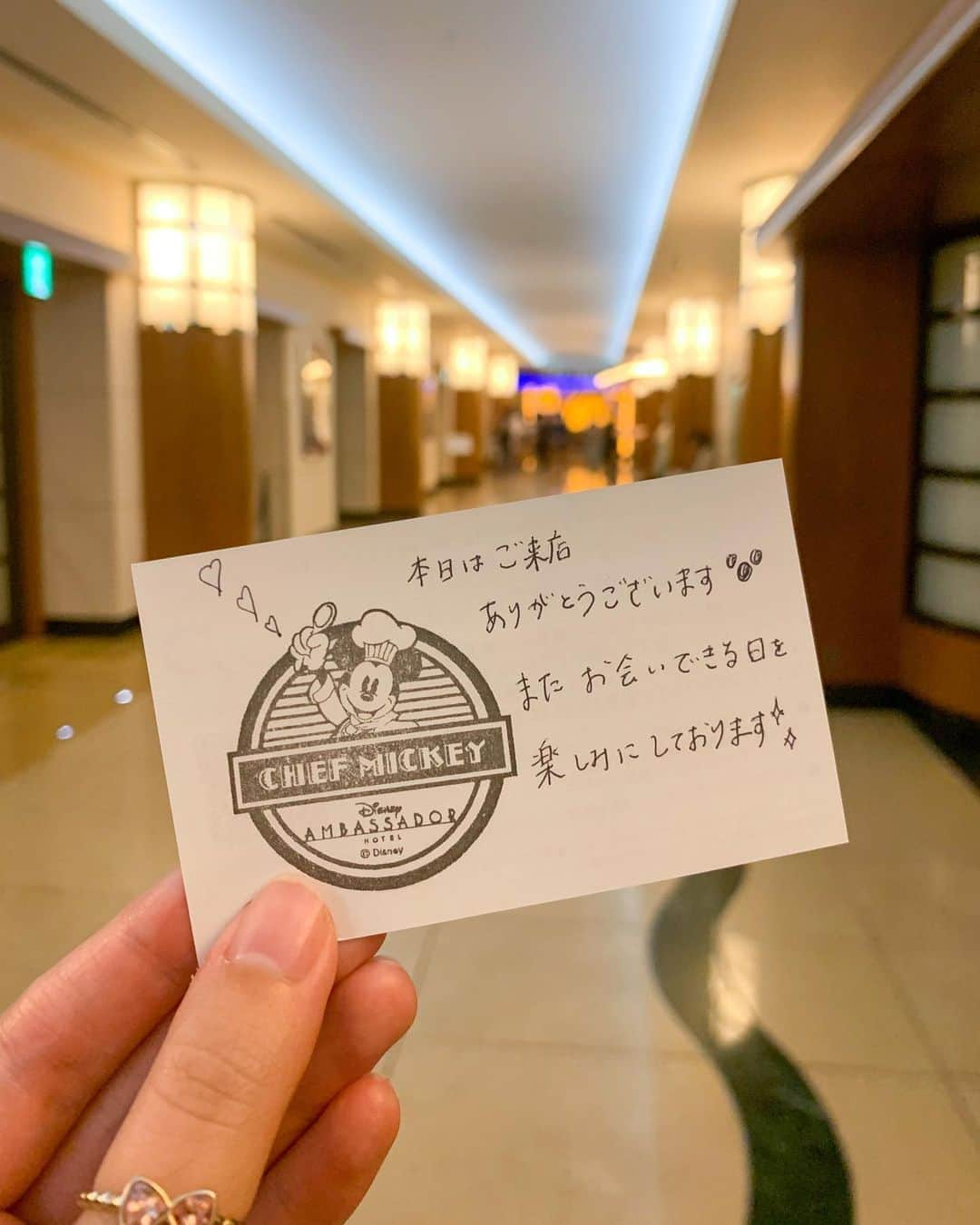 Hatamaさんのインスタグラム写真 - (HatamaInstagram)「＊  ＊  また行きたくなりますね👩‍🍳  #tokyodisneyresort #disneyanbassadorhotel #disneygram #disneylover #disneylove #disneylife #disney #東京ディズニーリゾート #ディズニー #ディズニー好きな人と繋がりたい #ディズニー好きな人と仲良くなりたい #ディズニー女子 #ディズニーアンバサダーホテル #アンバサダーホテル #シェフミッキー #手書き文字 #chefmickey」8月13日 18時10分 - hatama_1118