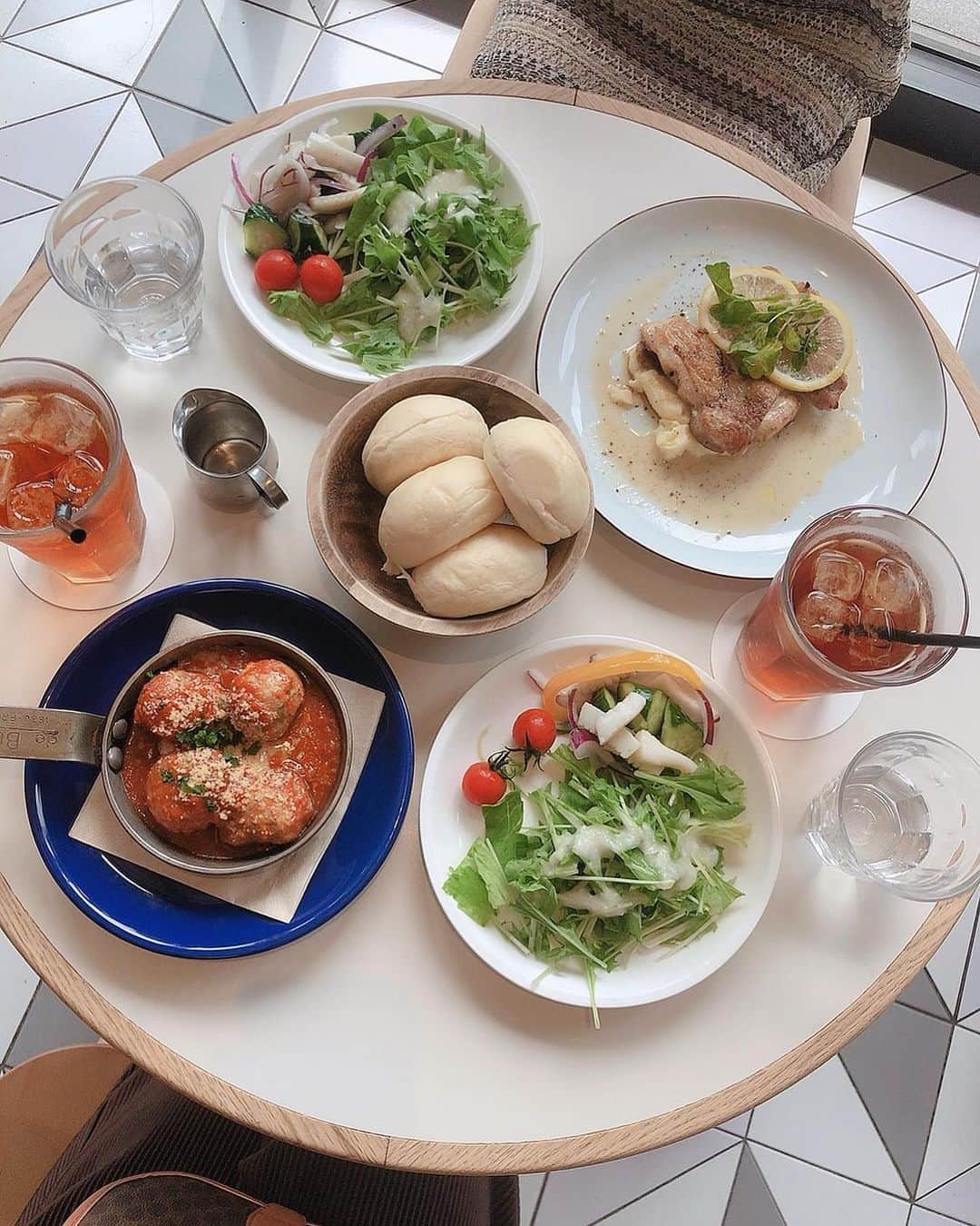 原田彩さんのインスタグラム写真 - (原田彩Instagram)「🍽🍽🍽 . SOHOLM CAFE+DINING‪‪‪︎‬‪︎☺︎ ななほに連れられて行ったとこ‪‪❤︎‬ . おなかペコペコで入ったんだけど 雰囲気良すぎ美味しすぎで ペロッと完食しちゃった😋👏🏻 . パン大好きなんだけど 真ん中の白パンもふっかふかで そのままでもミートソースに 浸しても美味しかった‪‪❤︎‬ . 平日で14時すぎに行ったからか めっちゃ空いてて待つこともなく 他のお客さんとの距離もしっかり あいていて色々バッチリだった☺️💯◎ . #soholmcafe #梅田 #大阪 #soholmcafeanddining #lunch #スーホルムカフェアンドダイニング #スーホルムカフェ #梅田カフェ #グランフロントランチ #大阪カフェ #梅田ランチ #大阪ランチ #パン好き #カフェランチ #オシャレカフェ #ランチタイム #ランチデート」8月13日 18時03分 - ancororiin