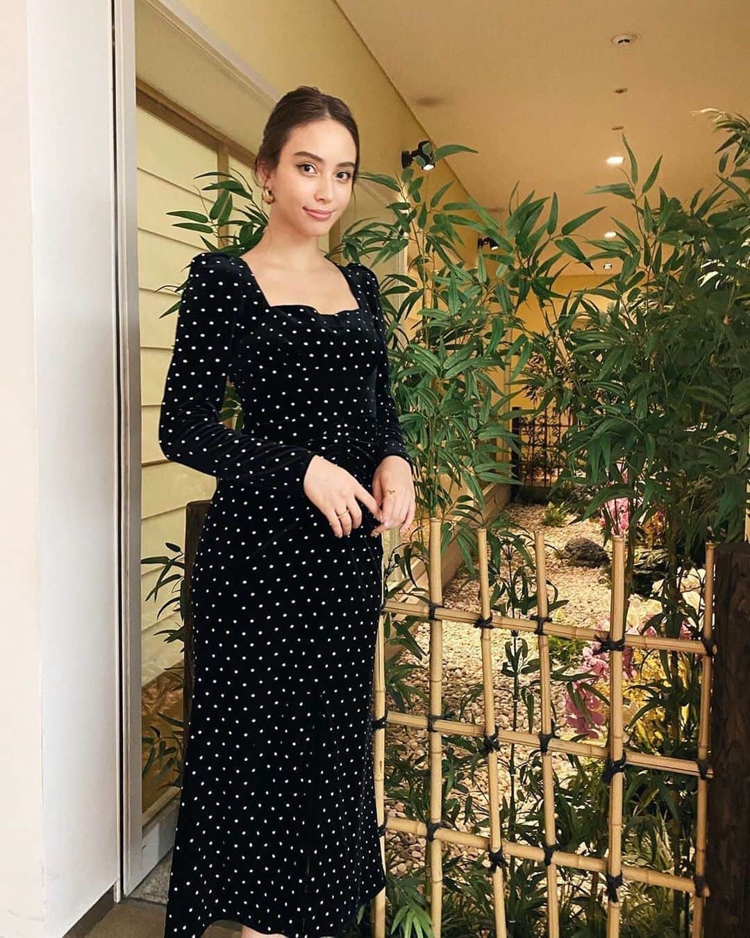 のインスタグラム：「#takizawakaren in #selfportrait  #beautiful #滝沢カレン さん♥️ #セルフポートレート  @iza_official #instorenow  SHOPIZA.com  #repost @takizawakarenofficial ・・・ みなさん、こんばんは。  またもや出場させていただき嬉しいのですが、 本日19:56〜日本テレビさんにて「踊る!さんま御殿‼︎」に出場いたします。  本日は、料理好きだという部分で呼んでくださったのかと思います。 自分の癖や毎日を語らせていただきました。  思いっきり料理の話をしたり、 違う方の話を聞きましたが、少しじゃ済まないびびり方しました。  人は何考えて何をするか本当に人間の数だけいるようにおもえます。  だからこうやって集まってくださいとなり、いざ集まると28年生きていても知らない世界に出会わせたり、まさかの驚きを繊細に感じます。  そんな時間になりました。  そしてさんまさんの御殿にはまたもや笑いでしきつめられたカーペットが広がる空間があります。  ぜひ気の抜けたときに、見てください。💓  #izastagram」