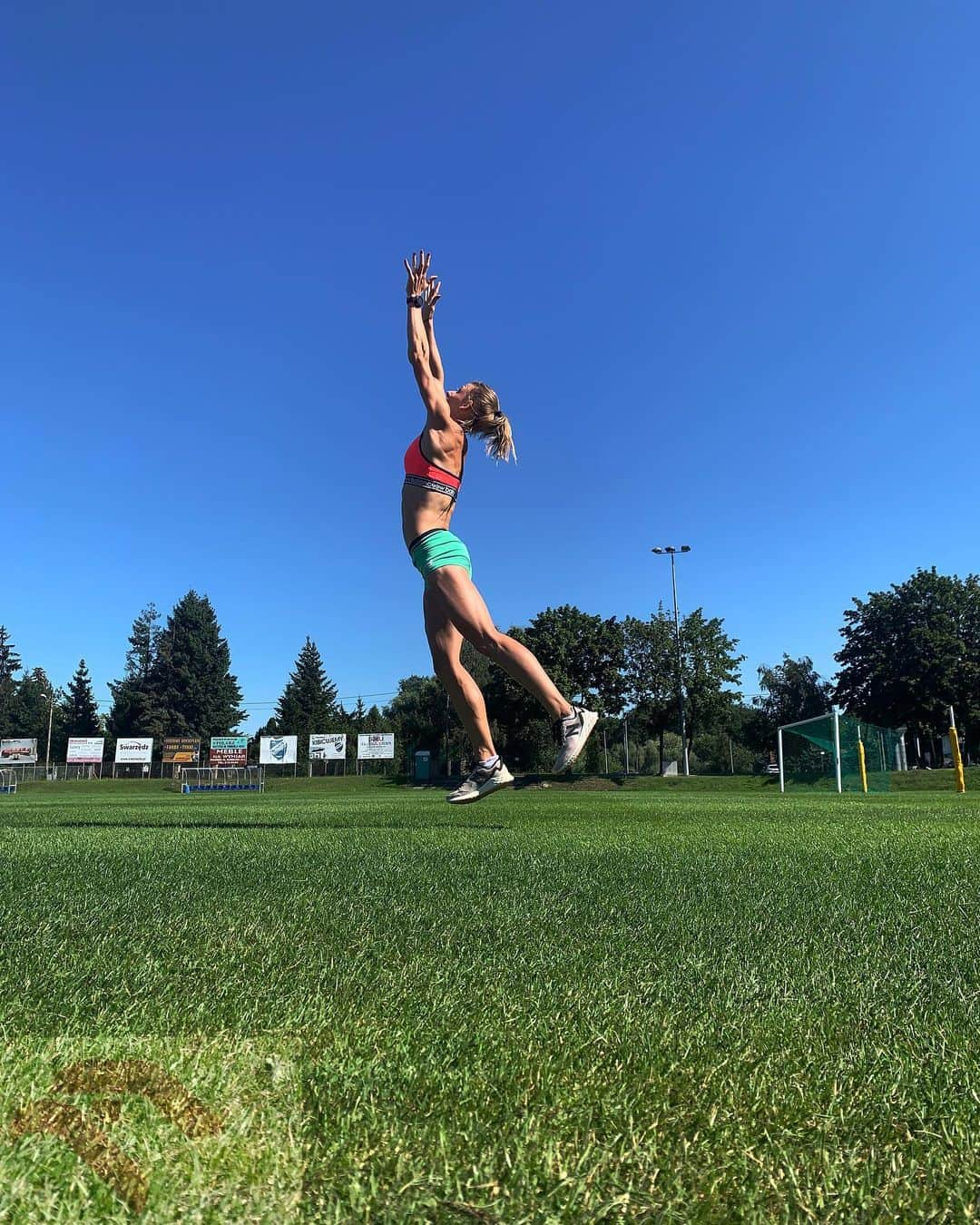 Patrycja WYCISZKIEWICZさんのインスタグラム写真 - (Patrycja WYCISZKIEWICZInstagram)「Catching the sky coz it’s my only limit! 😈😈😈 ok, maybe health too 😂 #nolimits #pushyourself #catchthemoment #catchyourdreams #workout #fun #track #tracklife #running #run #athlete #400 #biegamwnb #nbpolska #pknorlen #orlen」8月13日 18時07分 - patrycjawyciszkiewicz