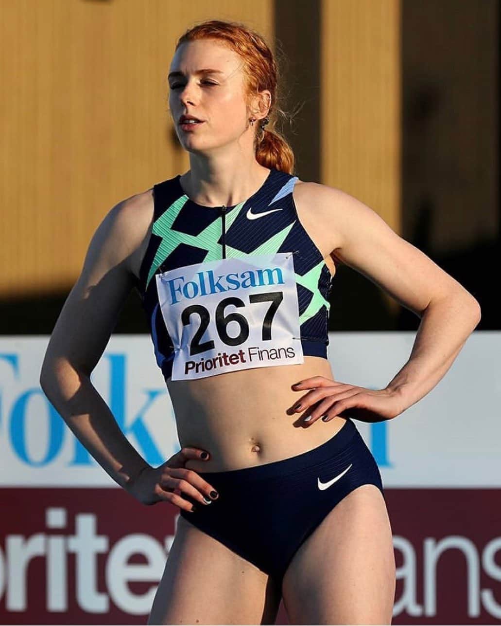 マチルドU・クラマーのインスタグラム：「Game face on! 😈 Nationals this weekend🔥   På grund af Corona restriktioner, er tilskuerpladserne dog desværre ret begrænsede, men i kan se med gratis på Atletik TV eller købe billet til at kigge forbi stadion lørdag og søndag (entre: 25kr)!   Mit program:  Lørdag: 16.05 100m indledende  17.40 100m finale   Søndag:  11.15 200m indledende  16.40 200m finale   Alle resultater vil løbene komme op i @rosterathletics appen!  📸 @eventmedia.dk   #nationals #sprint #corona #track #trackandfield #tracknation #athletics」