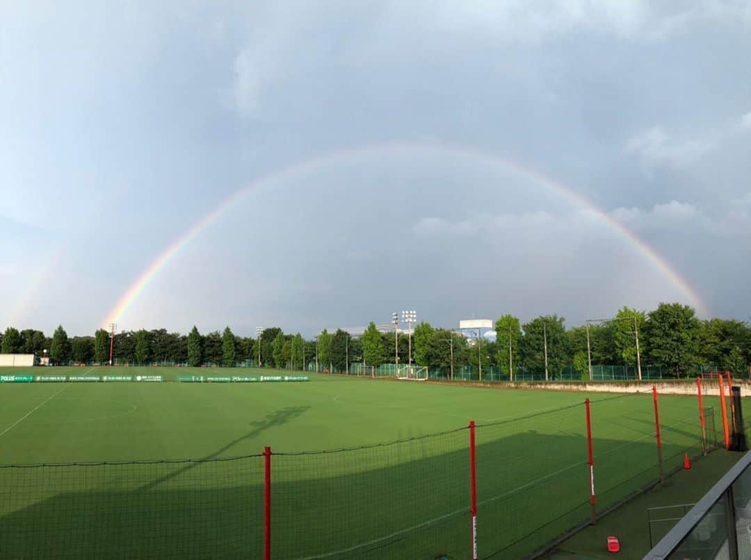 浦和レッドダイヤモンズさんのインスタグラム写真 - (浦和レッドダイヤモンズInstagram)「13日、大原サッカー場から見えた虹。 #urawareds #浦和レッズ #wearereds #虹」8月13日 18時08分 - urawaredsofficial