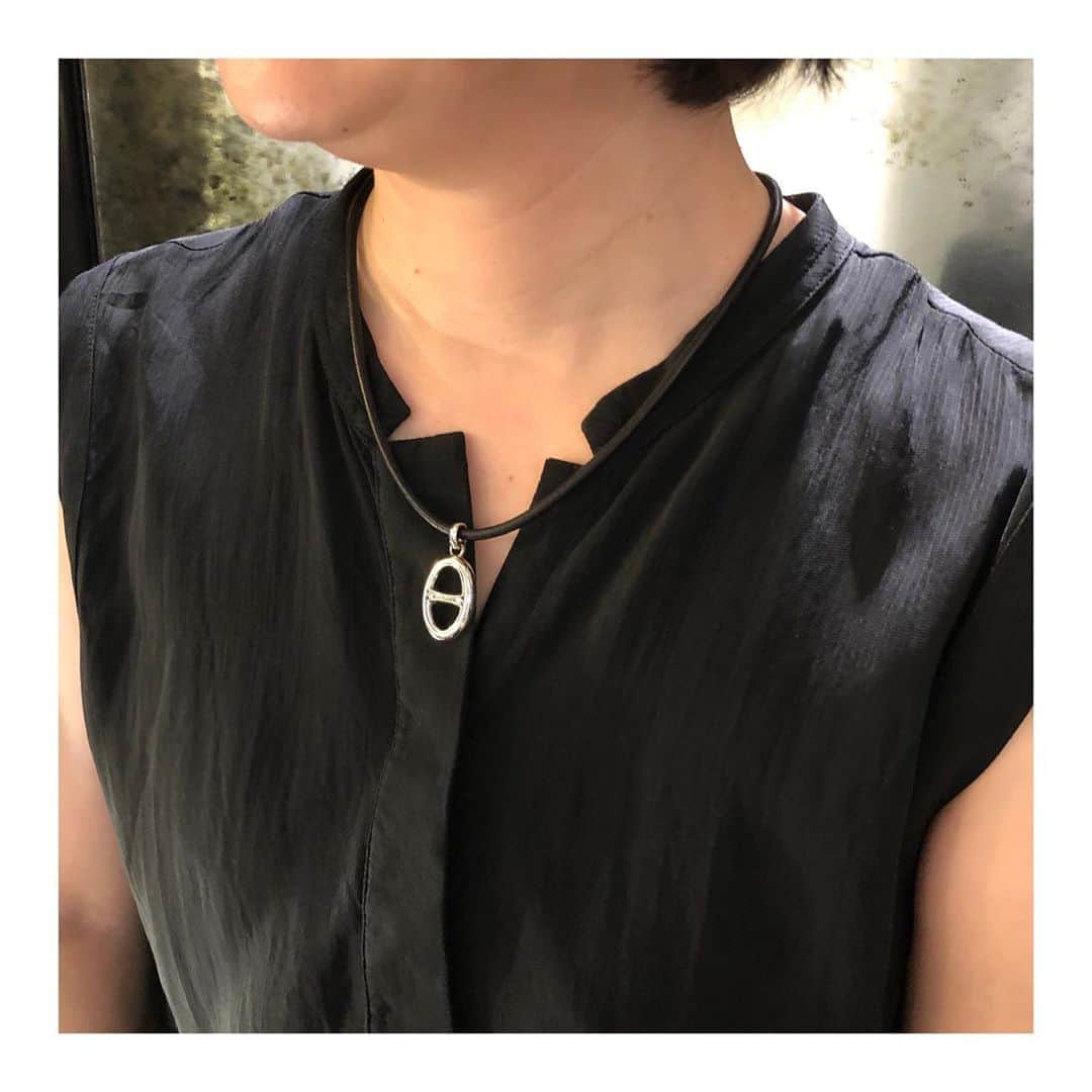 のインスタグラム：「-HIROB SOUTH NEWoMan新宿店- ﻿ ﻿ Vintage HERMES Necklace﻿ ﻿ シェーヌダンクルを用いたレザーネックレス。﻿ トゥアレグデザインのヘッドが非常にお洒落です。﻿ ﻿ ・Vintage HERMES Necklace﻿ ・￥28,000＋Tax﻿ ﻿ 通信販売も対応しており、お電話でのご相談も受け付けています。﻿ 当面の間、送料は無料となりますので、ご来店が難しい方でもお気軽にお問い合わせ下さい。 ﻿ ﻿ お問い合わせ先﻿ HIROB SOUTH NEWoMan新宿店﻿ tel:03-5379-9372﻿ ﻿ #hirob ﻿ #hirobsouth﻿ #baycrews﻿ #antiquewatch﻿ #vintagewatch﻿ #vintageaccessories﻿ #vintagehermes﻿ #hermes﻿ #touareg﻿ #NEWoMan新宿﻿ ﻿ #ヒロブ﻿ #ヒロブサウス﻿ #ベイクルーズ﻿ #アンティークウォッチ﻿ #ヴィンテージウォッチ﻿ #ヴィンテージアクセサリー﻿ #ヴィンテージエルメス﻿ #エルメス﻿ #トゥアレグ﻿ #ニュウマン新宿」