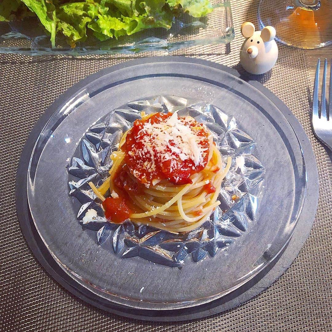 榊山敬代さんのインスタグラム写真 - (榊山敬代Instagram)「🥫🍝… ・ 休日おうちランチは  最近暑いので冷たいおそうめん 食べたくなるかたわらにやはり ヒーヒーピリ辛アラビアータが 大変美味しゅうございますとき　  ジューシーなトマトとトウガラシ絡まる うえにペコリーノたっぷりとふりかけて  #また食べたい  ピリ辛をヒンヤリ涼しく演出できないかなと 最近お気に入りのガラス食器へと盛り付けて 元気なトマトさんも大人っぽく見えるかんじ  こちらのお皿さんはスウェーデン製にて 店内で見つけた瞬間一目惚れでしたもの お気に入りすぎて最近何でも盛り付け中  もうひとまわり大きいサイズと迷いましたが このサイズにしてみてつかいやすかったの巻 ・ ・ 🍽✨… ・ ・ さて今日はバスルームの気になる部分 ピカピカにしましてスッキリリセット  一日一箇所をキレイにするのが この頃のマイブームできもちい  明日はどこをスッキリさせようかな ・ ・ 🧹整理整頓 #断捨離 中… ・ ・ #おうちごはん #enjoyhome ・ ・ ・ ・ ・  #缶詰レシピ #備蓄レシピ #トウガラシ#arrabbiata #おうちランチ #ランチ #lunch #おうちごはん #food #イタリアン #パスタ #パスタランチ #🍝 #pasta #トマト缶　#tomato #トマトパスタ #tomatopasta #Pomodoro  #artist #cooking #器 #食器 #スウェーデン #🇸🇪 #日本画家 の #お料理こんなもん」8月13日 18時11分 - sakakiyamatakayo