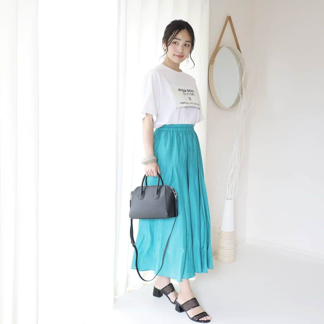 Eri Satoさんのインスタグラム写真 - (Eri SatoInstagram)「white×black×greenコーデ · tops,skirt: @blancbasque bag: @kalie_official · 暑い日に目の覚めるようなカラーのスカート💚 · ブランバスクの 👉コットンシルクローンロングスカート【BB02-606】 30%offになってます！ ·  @blancbasque のトップページのURLからSHOPに飛んでね☺💛 · 今日は旦那ママとランチしてきて 久しぶりに会えたから 息子がめっちゃ嬉しそうだった😁💛 · #blancbasque #ブランバスク#高身長コーデ#ママコーデ#カジュアルコーデ #夏コーデ#fashion#ootd#outfit#code#coordinate#style#ファッション#コーディネート#コーデ#プチプラ#プチプラコーデ#シンプルコーデ#mamagirl#locari#partegram#カジュアル#お洒落さんと繋がりたい」8月13日 18時15分 - satoeri626