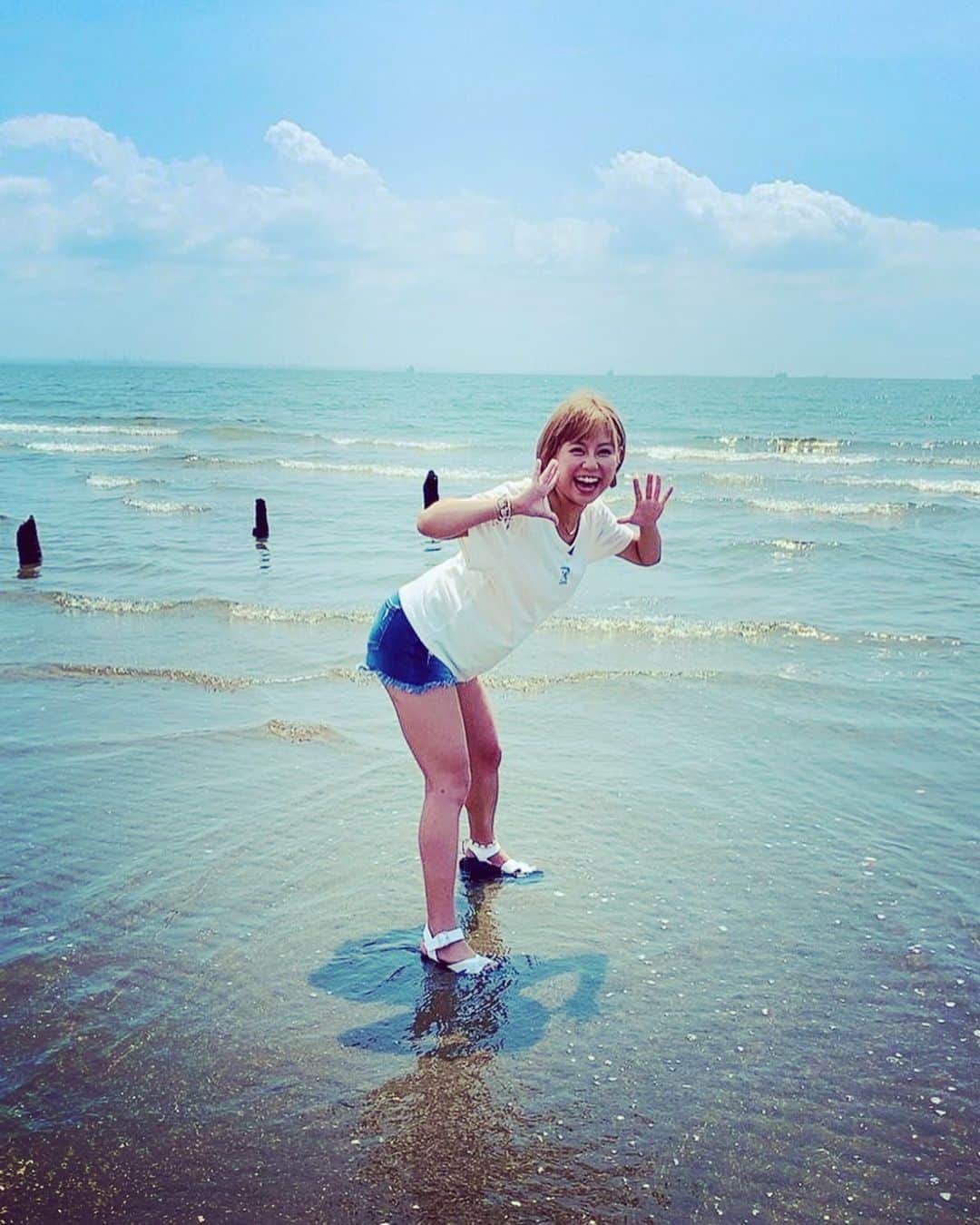 亜矢みつき（神谷充希）さんのインスタグラム写真 - (亜矢みつき（神谷充希）Instagram)「🌊 叫びました！！ #海 #beach #ロケ #世界の中心で愛を叫ぶ  #アイーン」8月13日 18時17分 - ma.yamitsuki