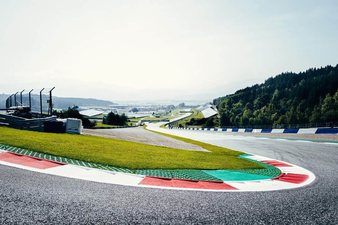 レプソル・ホンダのインスタグラム：「Nature walk 🌳 ⠀⠀⠀⠀⠀⠀⠀⠀⠀ 🇦🇹 #AustrianGP」