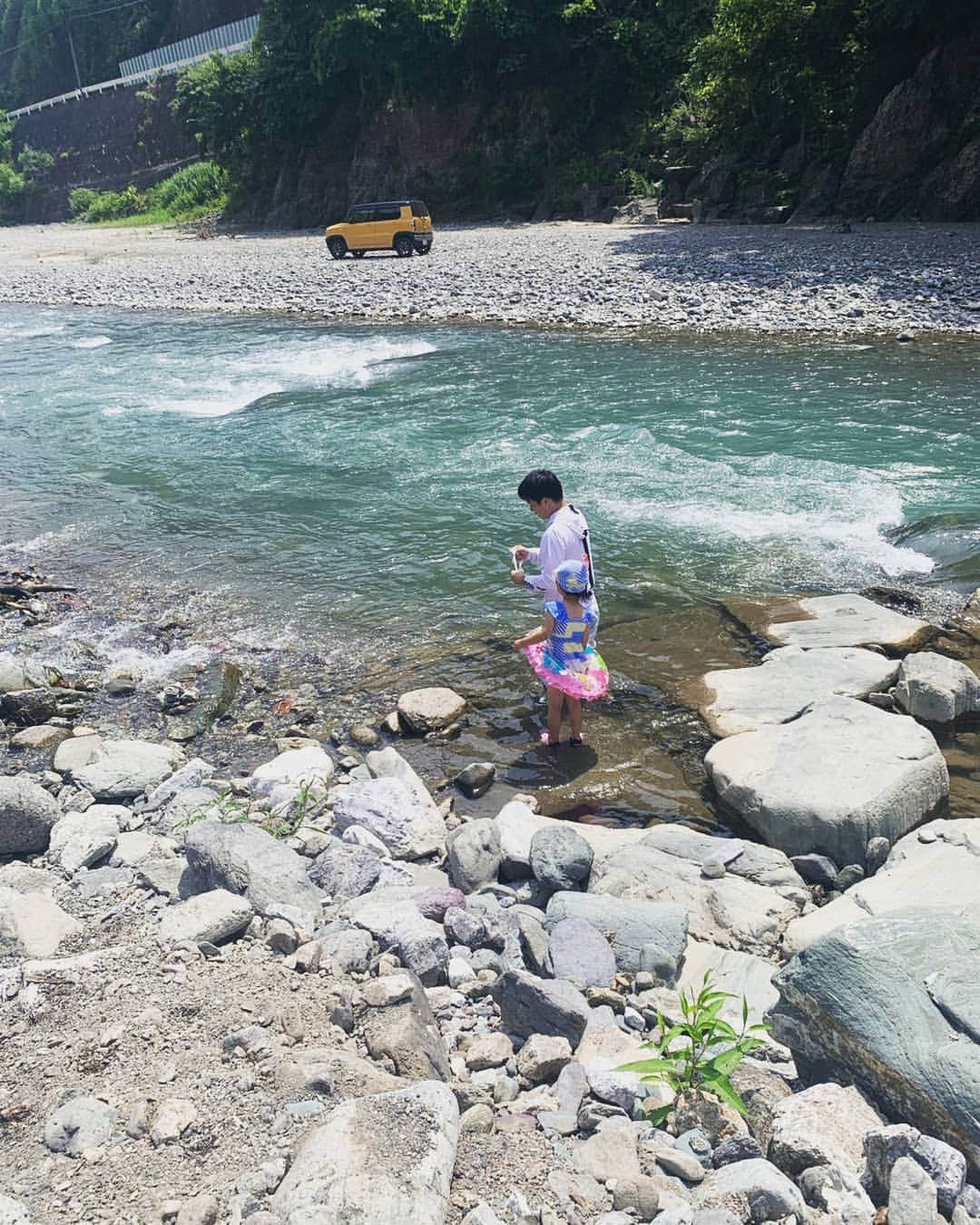 石井寛子のインスタグラム：「去年に引き続き、同じ川へ！ 今回は幼稚園のお友達ファミリーといってきました🚘⛰️  川に流れてどんぶらこ～。 大人は飛び込みもできて、 息子は石を積んだりも。 ずーっと遊んでられる👙　  水もサラサラ。 ただただ癒された１日✨」