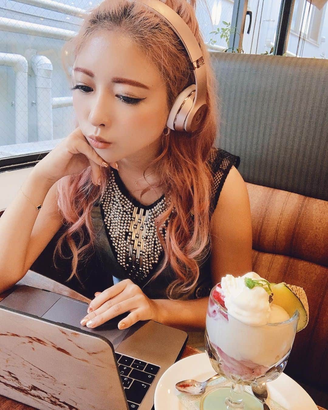 ᴍᴀʏᴀさんのインスタグラム写真 - (ᴍᴀʏᴀInstagram)「I'm making songs at Cafe 🎼🎧 ろいやるほすと•̀.̫•́✧☕️🍨 今日は２つの予定がリスケになってしまいせっかくおめかししたので近くのろいやるほすとで作業🎼☕️ちゃっかり今月初の突撃ライブしてみたありがとー‼︎  * * #更新多めの日 #作曲 #ロイヤルホスト #ろいやるほすと #beats #Bluetooth」8月13日 18時24分 - yamatomaya_jp