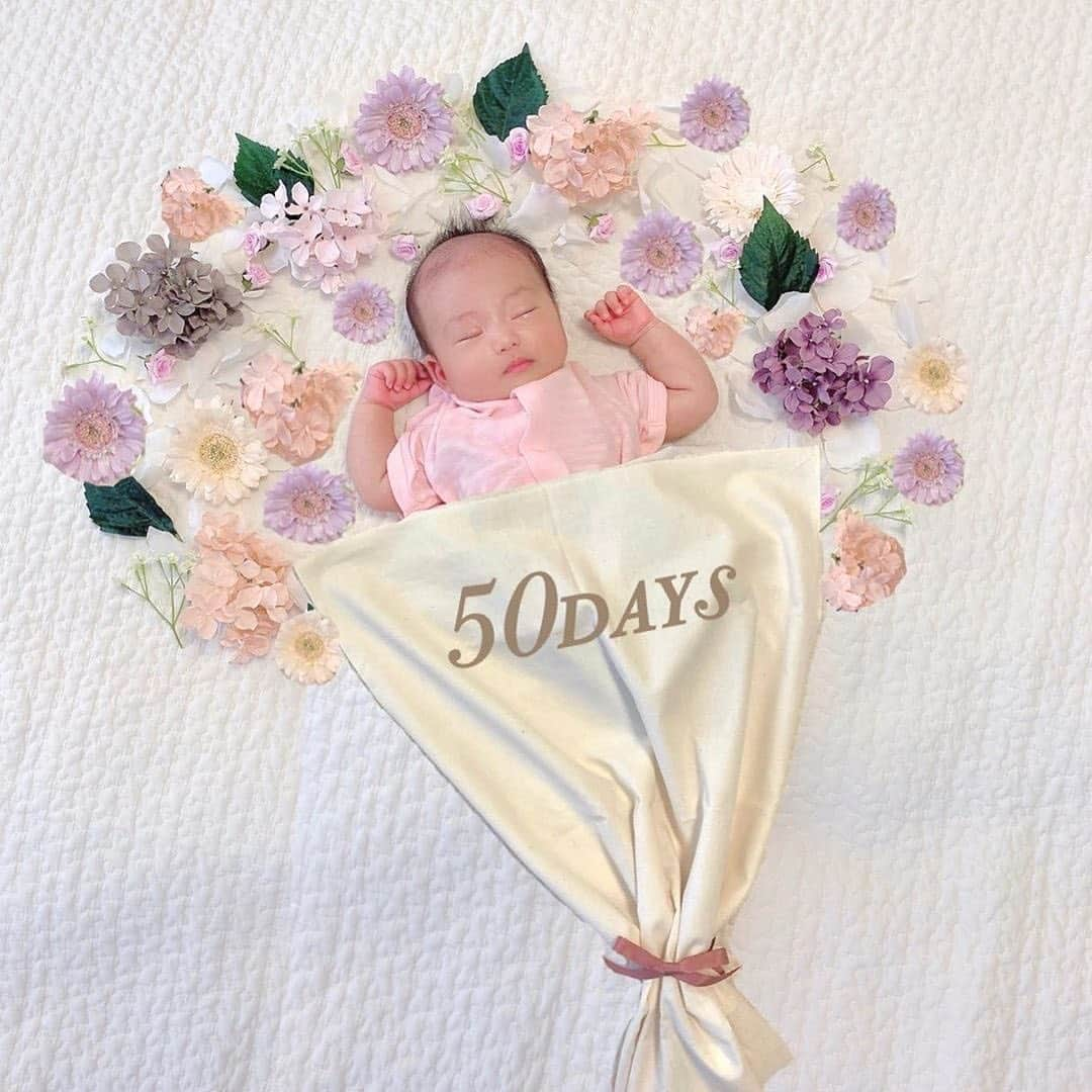 mamagirl ママガールさんのインスタグラム写真 - (mamagirl ママガールInstagram)「﻿  『記念日に✨可愛すぎる花束アート👶💐』﻿ ﻿ やってみたかった！シリーズ✨﻿ ベビーの100日記念や200日記念に🎂﻿ ﻿ 色々なカラーのお花でお祝いしましょう😍！﻿ ﻿ @non_04_12 さんからポイントをお伺いしました✍️﻿ _______________________________________﻿ ﻿ 色味をピンクで統一したのと、おくるみを使って花束のように見えるようにリボンで結んだことくらいですが😂💦﻿ ﻿ ドレス、おくるみ、お花は全部手作りで☺️﻿ 娘の名前に「花」という字が入るので100日の記念に撮りました☺️✨﻿ _______________________________________﻿ ﻿ photo by @non_04_12 @hamaji129 @hira_moogo.04 @r___m0322 @yu__babygram @rito_0325 @___baby.mc ﻿ 素敵なお写真をありがとうございます😊💕﻿ ﻿ 『ママガール』ではオシャレも子育ても楽しみたいママさんに向けて発信中✨﻿ ﻿ @mamagirl_jp や #mamagirl のタグ付けをして下さった投稿からも紹介しております。﻿ 是非、タグ付けやハッシュタグをつけて投稿してみてください🌷﻿ ﻿ ﻿ #花束アート #生後50日 #生後100日 #寝相アート #赤ちゃん写真 #ベビー写真 #赤ちゃんフォト #ベビーフォト #ベビスタグラム #新米ママ #新米ママと繋がりたい #親バカ部 #親バカ #子育て記録 #育児記録 #赤ちゃんのいる暮らし #赤ちゃんのいる生活 #ママと繋がりたい #ママさんと繋がりたい #ママ友募集 #インスタベビー #子育てグラム #ママカメ #ママカメラ部 #生後200日」8月13日 18時26分 - mamagirl_jp