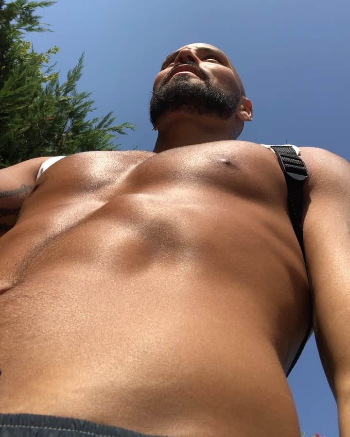 ヨアン・ベナルアンのインスタグラム：「On vadrouille avec mon pote 👶 #holidays #sanremo #trotinettefreestyle #summer 🦅」