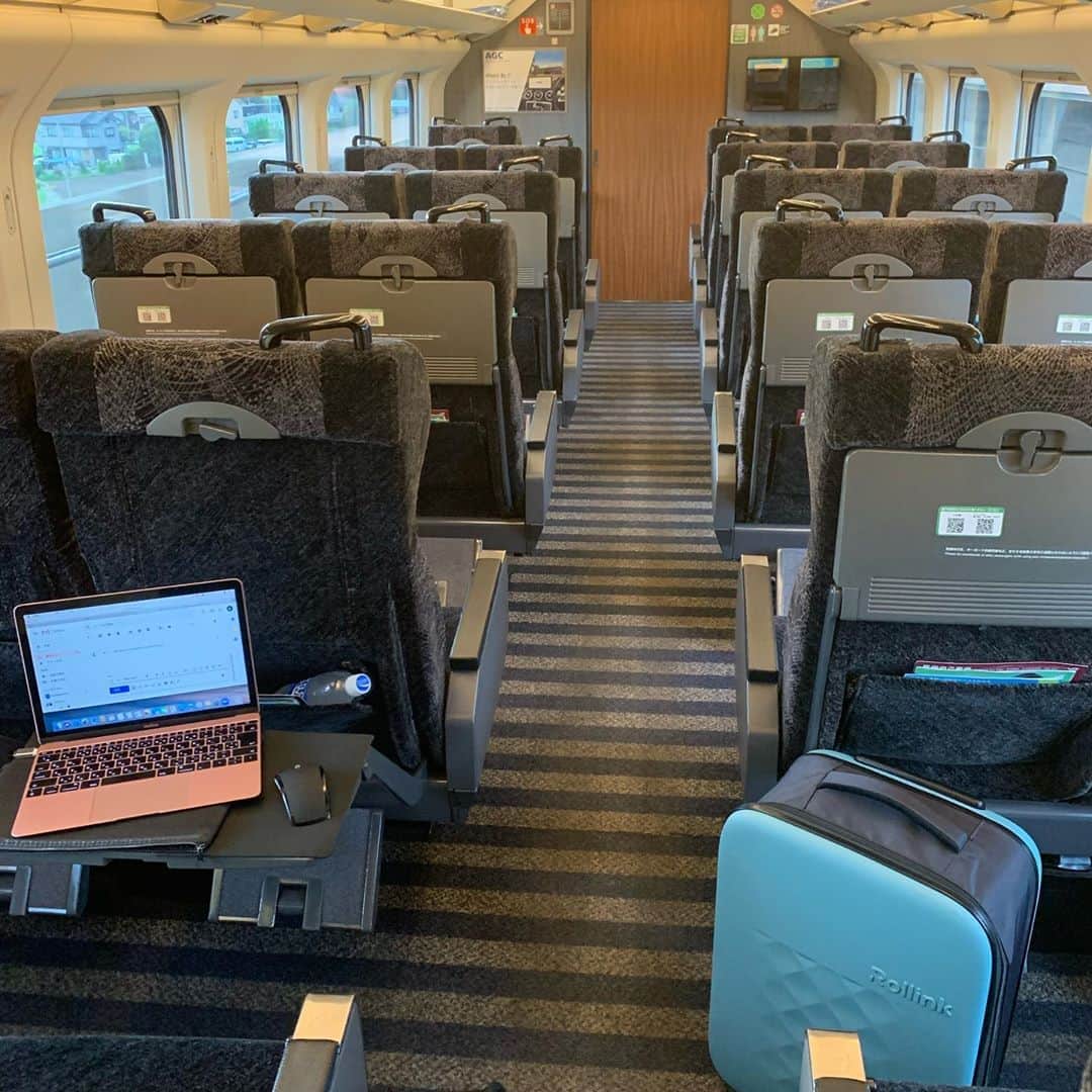 Ken Harakumaのインスタグラム：「5ヶ月ぶりの地方出張！ 新幹線貸し切り。 車掌さんが、今日は全車両で乗車12名と話してくれました。 まったく密ではありませんでした！ @international_yoga_center  @iyc_jinbocho  初旅のお供はRollink、信じられないぐらい荷物が入りました！ もちろん快眠枕も中に！！！ @entresquare  #米沢  #ヨガ #ryt200」