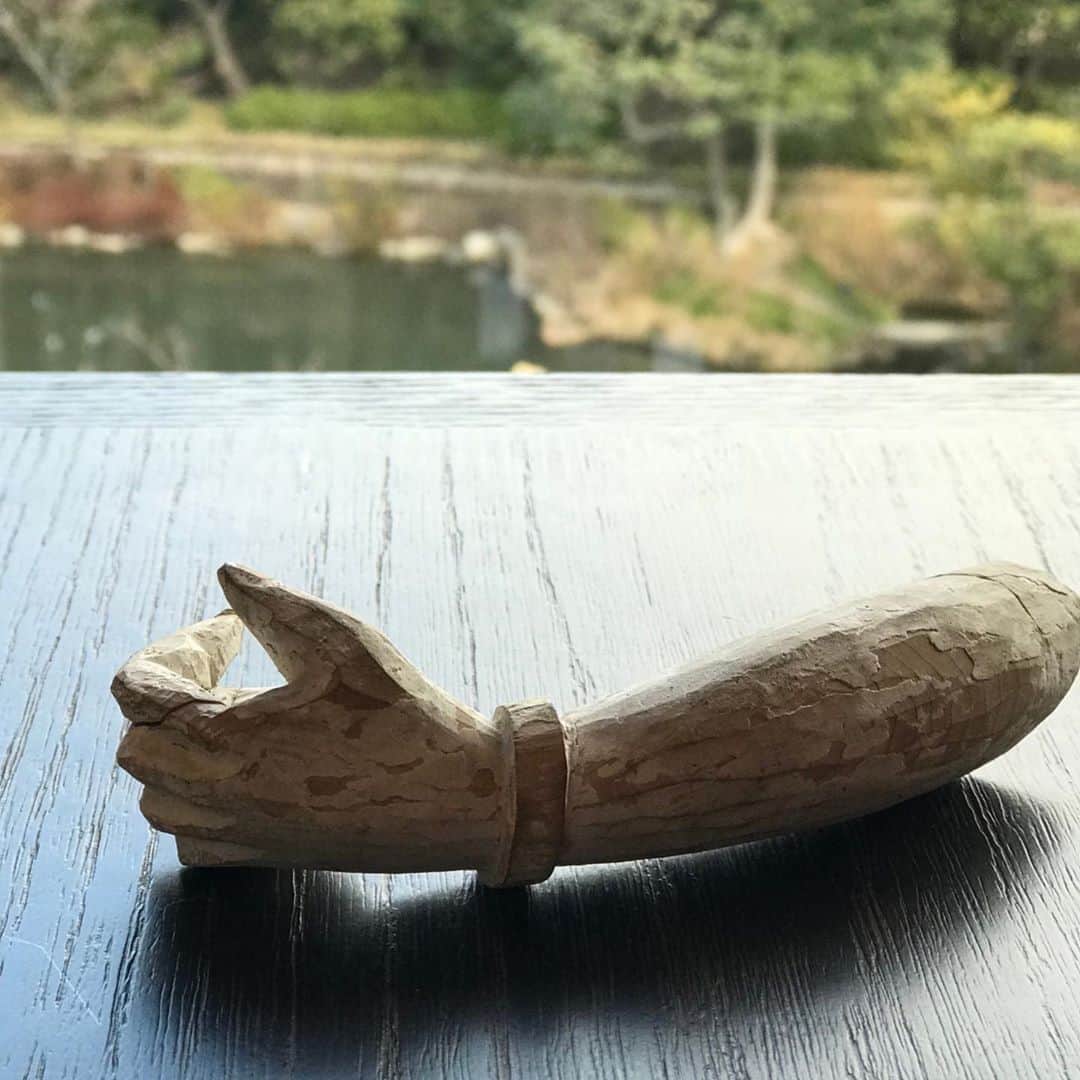 鈴木京香さんのインスタグラム写真 - (鈴木京香Instagram)「鈴木京香のコレクションの一部を﻿ 代理でご紹介しております。﻿ ﻿ こちらは京都の東寺の骨董市で見つけた木仏の手だそう。﻿ 「いいね！」や「OK!」のハンドサインみたいですね。﻿ ﻿ 皆さま、﻿ いつも多くの「いいね！」ありがとうございます♪﻿ ﻿ -----﻿ ﻿ #代理でご紹介﻿ #京都﻿ #骨董市﻿ #戦利品﻿ #収集癖﻿ #鈴木京香﻿ #今回は足じゃなくて手﻿ ﻿ #事務所スタッフ」8月13日 18時44分 - kyokasuzuki_official