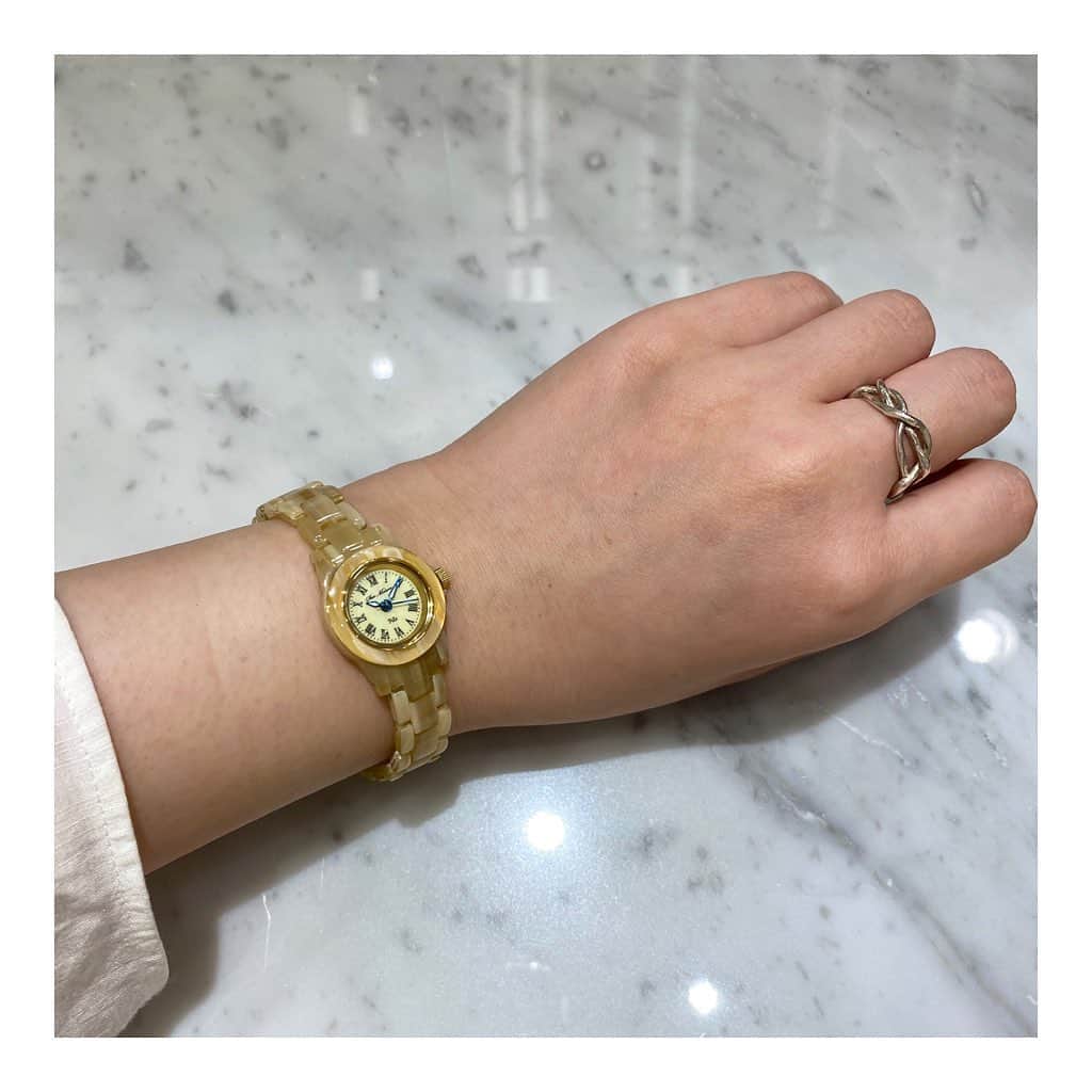 のインスタグラム：「ーHIROB渋谷ヒカリエ店ー﻿ ﻿ sur mesure aneth﻿ ¥13,500〜¥15,000+tax﻿ ﻿ 大人気のアネットが入荷しております！﻿ どちらのお色も透明感があり、﻿ 今の時期にぴったりでございます。﻿ ﻿ ご来店が難しいお客様には﻿ 通信販売も承っております。﻿ ﻿ 渋谷ヒカリエShinQs 営業時間﻿ 11:00〜20:00﻿ ﻿ お問い合わせ先﻿ HIROB 渋谷ヒカリエ店﻿ tel:03-6434-1699﻿ ﻿ #hirob﻿ #hirobshibuya﻿ #baycrews﻿ #watch﻿ #surmesure﻿ #shibuya﻿ ﻿ #ヒロブ﻿ #ヒロブ渋谷﻿ #ベイクルーズ﻿ #ウォッチ﻿ #シュールメジュール﻿ #渋谷」