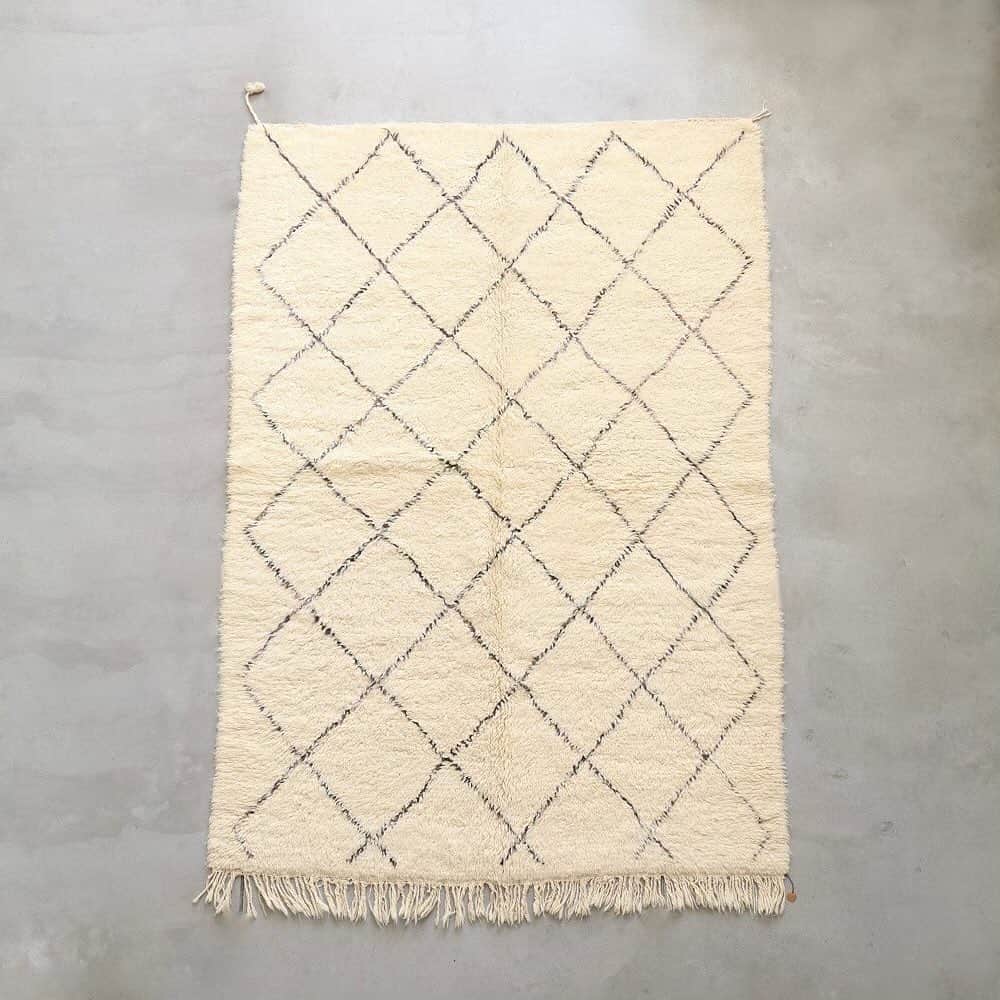 wonder_mountain_irieさんのインスタグラム写真 - (wonder_mountain_irieInstagram)「_ MOROCCAN RUG / モロッコラグ "BENI OUARAIN - ベニワレン / W164cm × H235cm BO422" ¥217,800- _ 〈online store / @digital_mountain〉 https://www.digital-mountain.net/shopdetail/000000011418/ _ 【オンラインストア#DigitalMountain へのご注文】 *24時間受付 *15時までのご注文で即日発送 *1万円以上ご購入で送料無料 tel：084-973-8204 _ We can send your order overseas. Accepted payment method is by PayPal or credit card only. (AMEX is not accepted)  Ordering procedure details can be found here. >>http://www.digital-mountain.net/html/page56.html _ #LIGHTYEARS #ライトイヤーズ #MOROCCANRUG #モロッコラグ #BENIOUARAIN #ベニワレン _ 本店：#WonderMountain  blog>> http://wm.digital-mountain.info _ 〒720-0044  広島県福山市笠岡町4-18  JR 「#福山駅」より徒歩10分 #ワンダーマウンテン #japan #hiroshima #福山 #福山市 #尾道 #倉敷 #鞆の浦 近く _ 系列店：@hacbywondermountain _」8月13日 18時39分 - wonder_mountain_