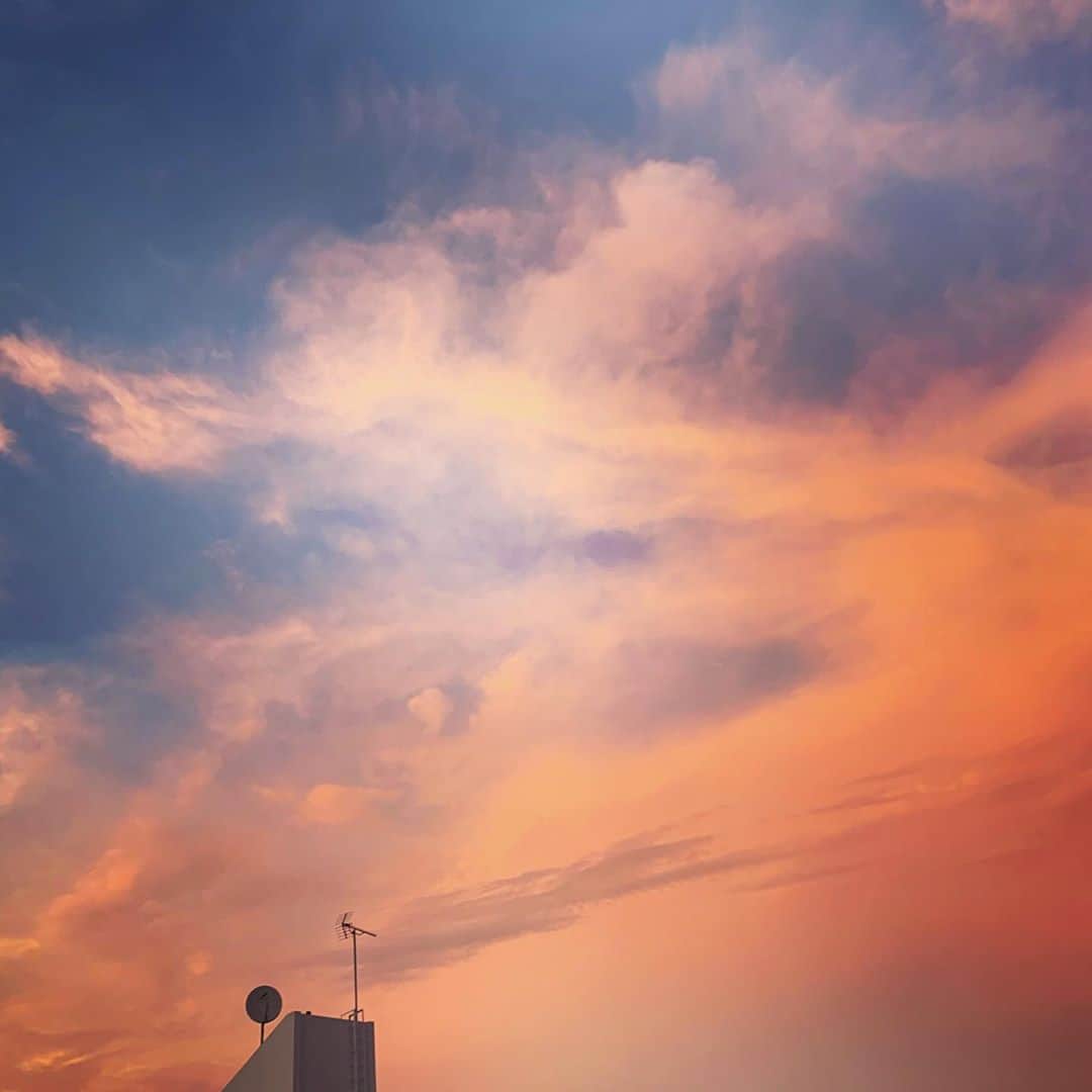 相澤樹さんのインスタグラム写真 - (相澤樹Instagram)「お盆の入り。今年は帰省を諦めて、ベランダでのんびりぼーとすごしてみたり。いやー、夕焼けが綺麗であります。帰らなかったのは20年で初めて。今夜は小さくではありますが迎え火の代わりに灯りを灯します」8月13日 18時42分 - mikitiaizawa