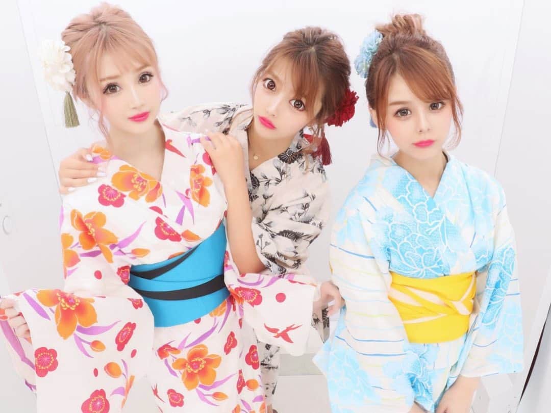MIAのインスタグラム：「プリクラ久しぶりすぎる（笑） ワシらかわちいでそ？( ˙꒳​˙ ) . . . . #キャバ嬢 #キャバクラ#ハーフ #歌舞伎町 #すすきの#ミナミ #中洲 #プリント倶楽部 #プリクラ #浴衣 #ロング #エクステ #ダンサー  #ショーパブ  #プリティーウーマン #プリティーウーマンみあ」