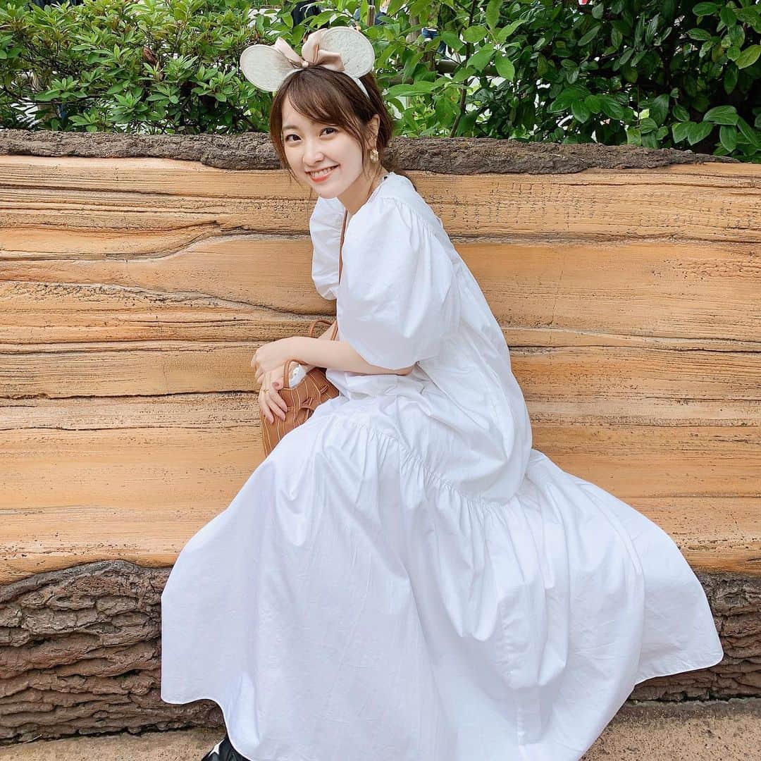 大野愛友佳のインスタグラム：「うきち2日間ありがとう🤍 . 写真はうきちゃんと行ったディズニー🏰 風が強かったとき。 . 今年の夏もうきちゃんとたくさん過ごせて 思い出できてうれしい☺️ また来週😗 . #ディズニーランド#ディズニーコーデ#ホワイトコーデ#おそろコーデ#リンクコーデ#ディズニーリゾート#ワンピースコーデ#東京ディズニーランド #tokyodisneylandresort」