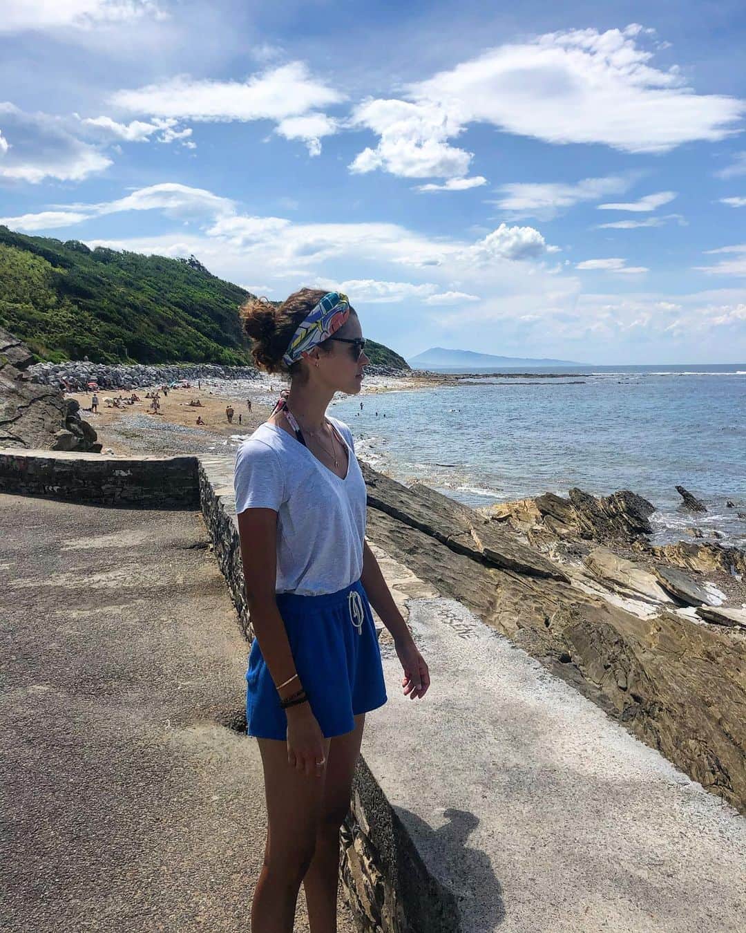 ポーリーヌ・オアロのインスタグラム：「Walk from Saint-Jean-de-Luz to Bidart.  & back ! + indispensable ocean breaks 🌊」