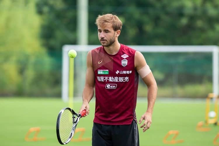 セルジ・サンペルのインスタグラム：「Need a bigger challenge, @visselkobe 😉🎾⁣ ⁣ もっと大きな挑戦してみたい @visselkobe 😉🎾」