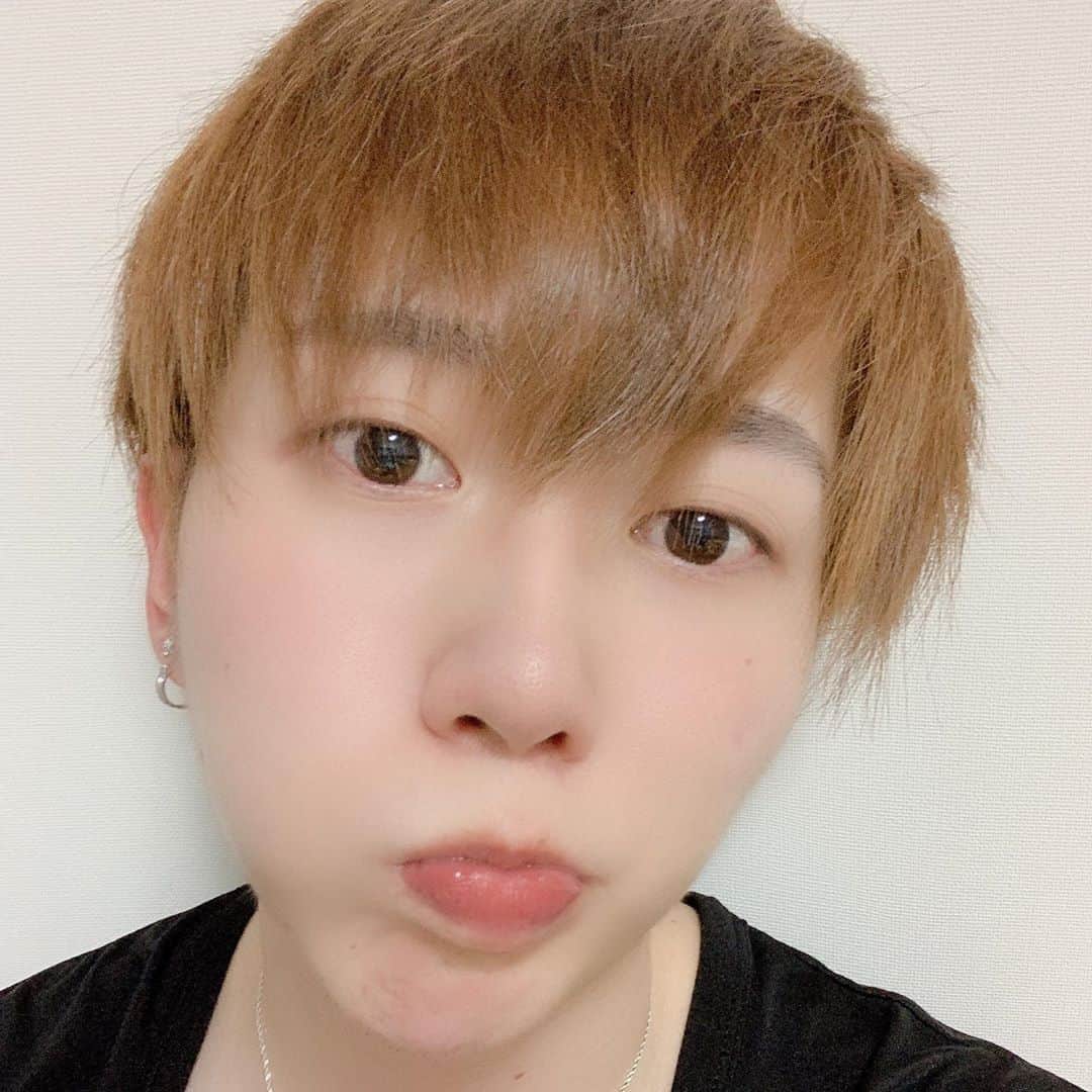 高橋ふみやのインスタグラム：「今日は雷もなってて 突然の雨。。  それを雷雨と言うんだよね。  初めからそう書けばよかったと 思ってる。。  なら書き直せばいいじゃん？ と、思ってる。。 でも、そのまま。。(笑)  え、何これ？  今日も元気でした😘🦧😘」
