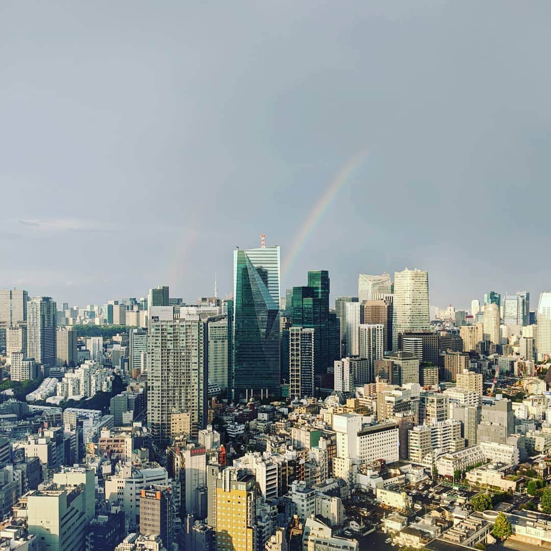 村治佳織さんのインスタグラム写真 - (村治佳織Instagram)「double rainbow.　　　　　 夕刻、グレーの空に現れた虹。　 ・　 心の中にも虹が　 出ますように。」8月13日 18時49分 - kaorimurajiofficial