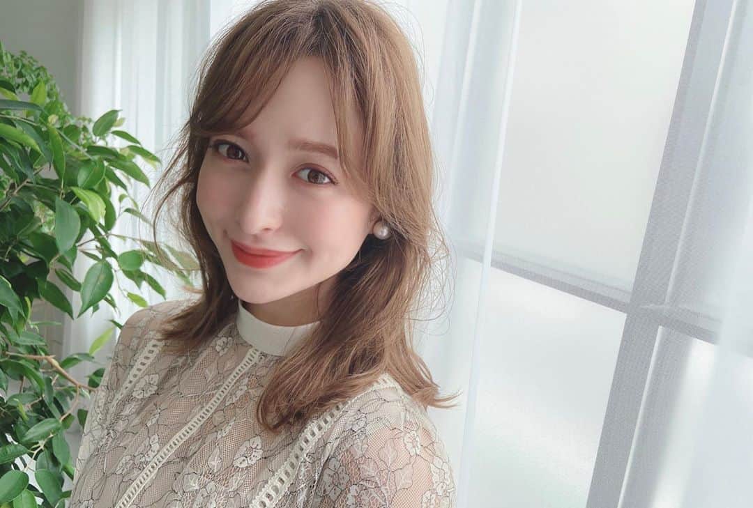 のインスタグラム：「久しぶりに出させて頂いた 美人百花　9月号　@bijinhyakka  みんな見てくれたかな？🌷  付録の「TOCCAのマイエコバッグ」が 可愛すぎてどこも売り切れです🥺  と、何通もメッセージが来ていたのですが みんなはGETできましたか？😣💕  わたしは  田中みな実さん✕道重さゆみさん ✕野崎萌香さんのメイク現場に密着!   「撮影前にメイクルームで起きていることすべてお見せします」   のコーナーで大好きな 　@george828 のメイクのやり方を スッピンからのメイク完成まで 細かく全てお見せしています👀  是非ご覧になって下さいね😄❣️」