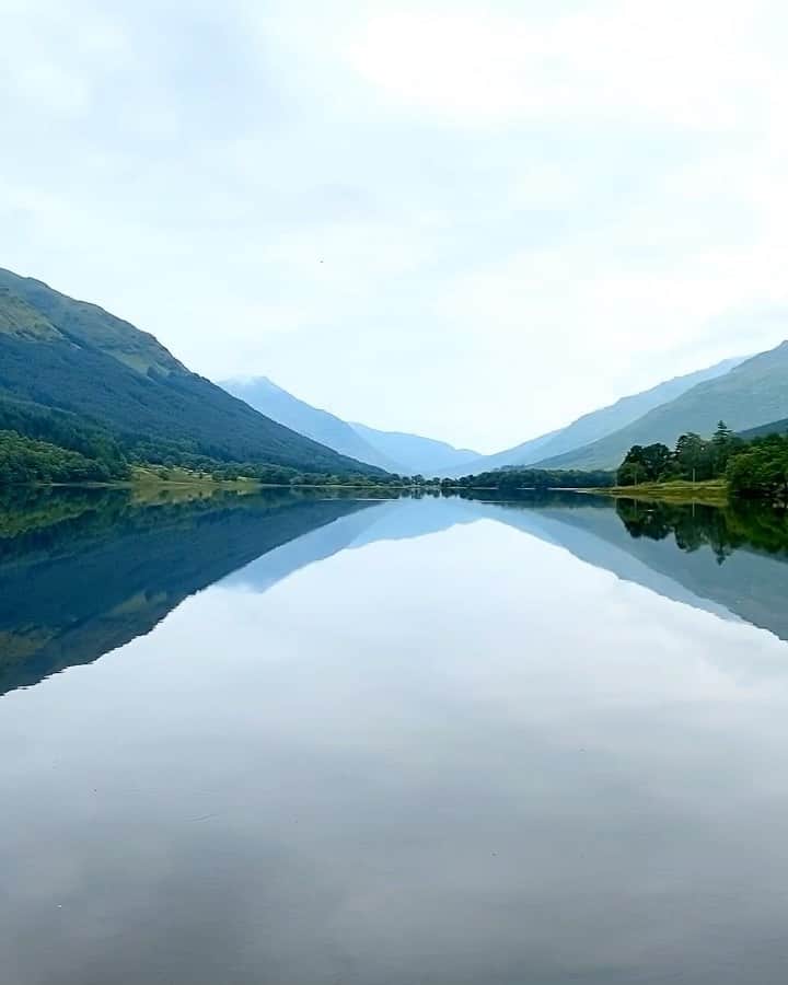 ギャランス・ドレのインスタグラム：「Yesterday morning on Loch Voil was quite the kaleidoscopic experience - the lake was so glassy that the reflections were mind-bending.  . I could have watched this for hours. I hope the video renders it a little bit, though I feel like it’s one of this physical experiences that’s hard to capture. At some point I felt like I was falling, and I swear I had only had coffee! . Or maybe there is something special in the Scottish coffee? 🤪 . . #scotland you’re just so good.」
