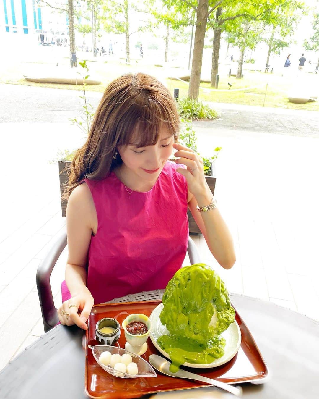 小林真由のインスタグラム：「出産前🤰🏼﻿ ベビーベッドを見に行った帰りにお茶しました✨﻿ ﻿ 産後は外に出るぞー！と思ってたけど﻿ まだまだ用心する夏になりそう。﻿ ほんとに特別な夏🙇‍♂️🌻　　﻿ ﻿ #女の子ママ #ママライフ #かき氷 #溶けとけ #カフェ #テラス #マタニティ #マタニティライフ #妊婦 #妊婦コーデ」
