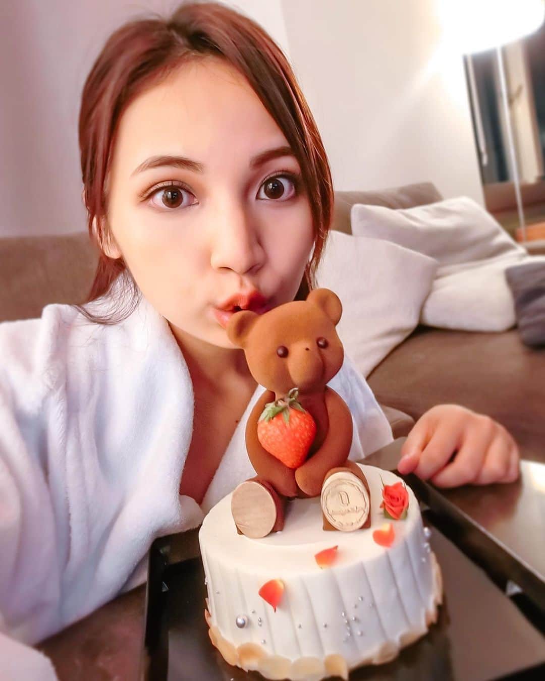 のインスタグラム：「可愛いケーキ🧸♥️ 中身はメロンショートでした🍈  中の生クリームはバニラビーンズたっぷりで、メロンも甘くて最高に美味しいショートケーキでした🎂 とっても贅沢だ〜🥺🥺  @ri9535sa さん、いつもありがとう♥️♥️♥️. @louange.tokyo https://www.louange-tokyo.com #louangetokyo #ルワンジュ東京 #ショートケーキ #映え #くまさん #映えケーキ #ケーキ  #スイーツ #インスタ映え  #cake #sweets #happy #love #tokyo #kawaii #lightroom #shortcake #セリーズチョイススイーツ」