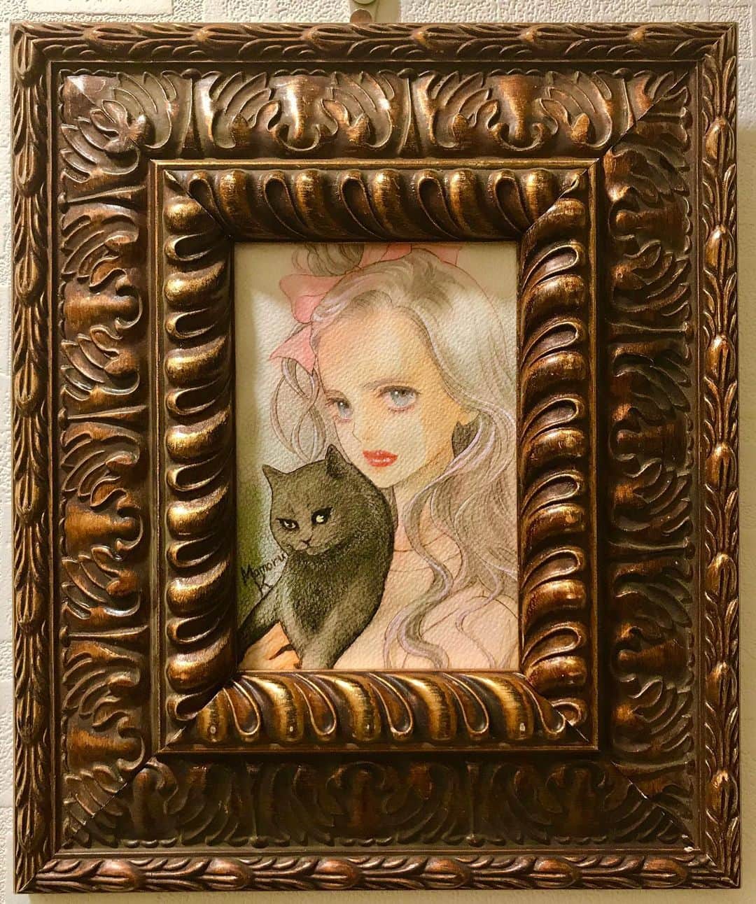 栗原まもるのインスタグラム：「ブラウンゴールドのミニ額に黒猫と少女。 あと２枚塗れたらいいな…！ でも他にもやることいっぱい。」
