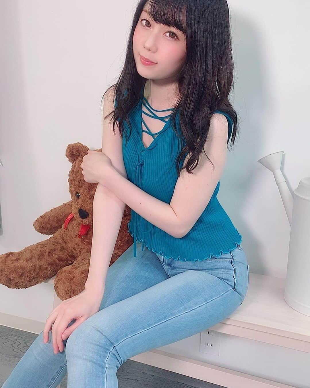 鈴乃八雲さんのインスタグラム写真 - (鈴乃八雲Instagram)「👖💙  #japanese #japanesegirl #japanesegirlspic #kawaii #kawaiistyle  #милая  #tokyo #cute #pretty #cawaii 　#レースクイーン #RQ #racequeen #cutie #photo #photography #selfie #selfportrait #せるふぃー #セルフィー #セルフィー女子 #セルカ  #photo_jpn #photography #picture #美脚　＃脚フェチ　#脚 #ジーンズ　#デニム　#jeans #jeans👖」8月14日 4時14分 - yakumo_suzuno